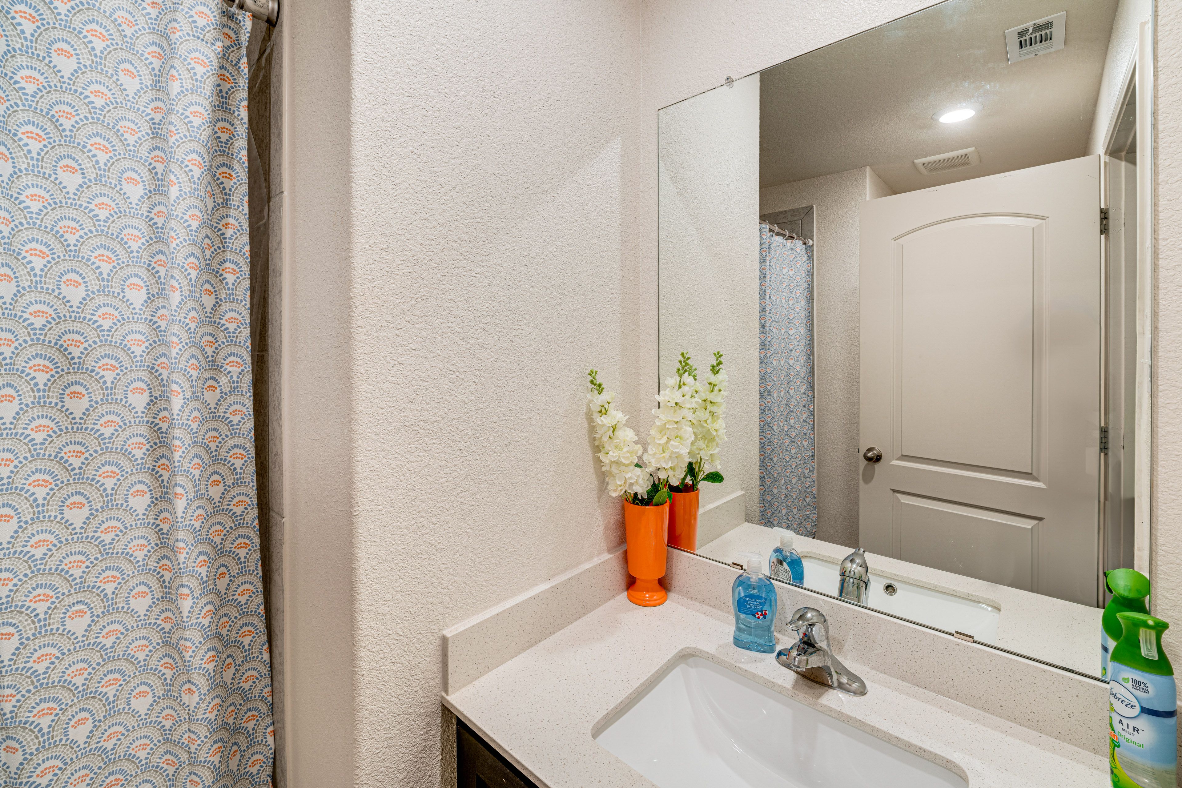 Full Bathroom | Towels Provided