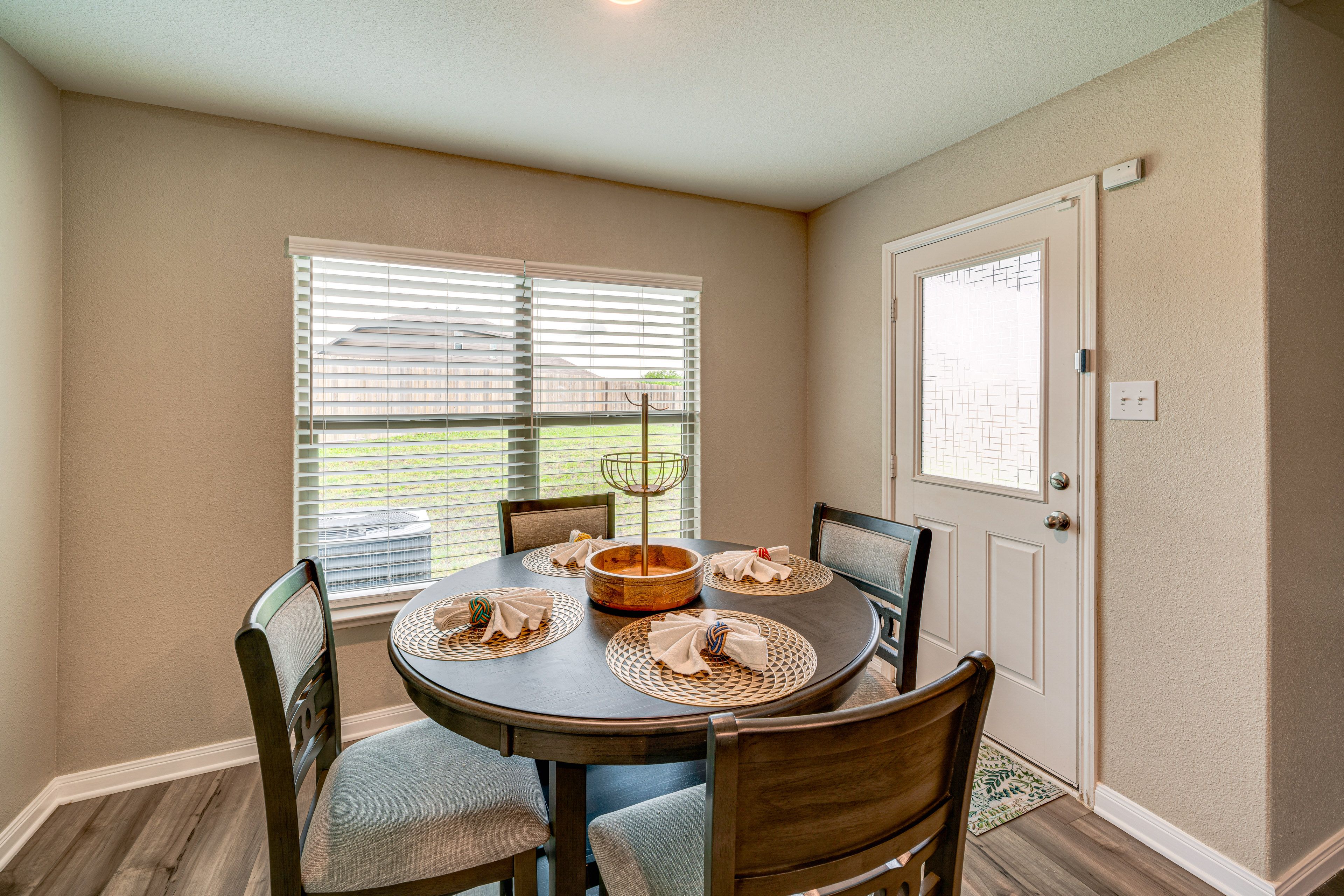Dining Area | Dishware/Flatware Provided