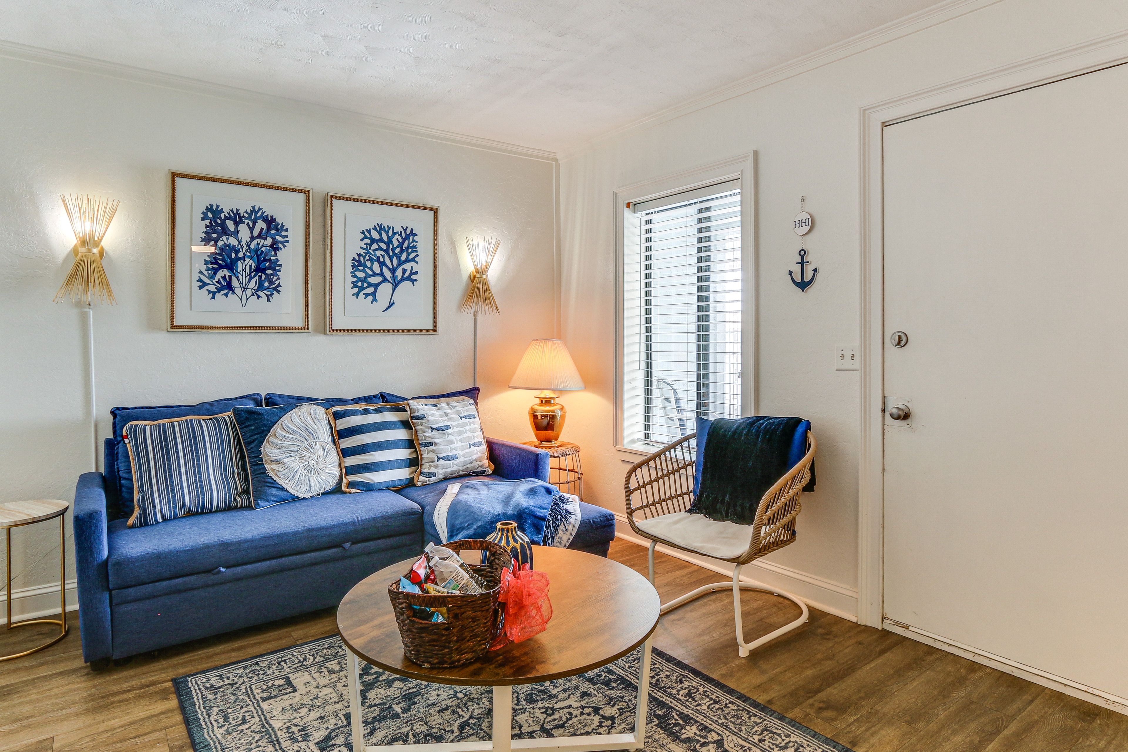 Living Room | Queen Sleeper Sofa | Smart TV | Free WiFi