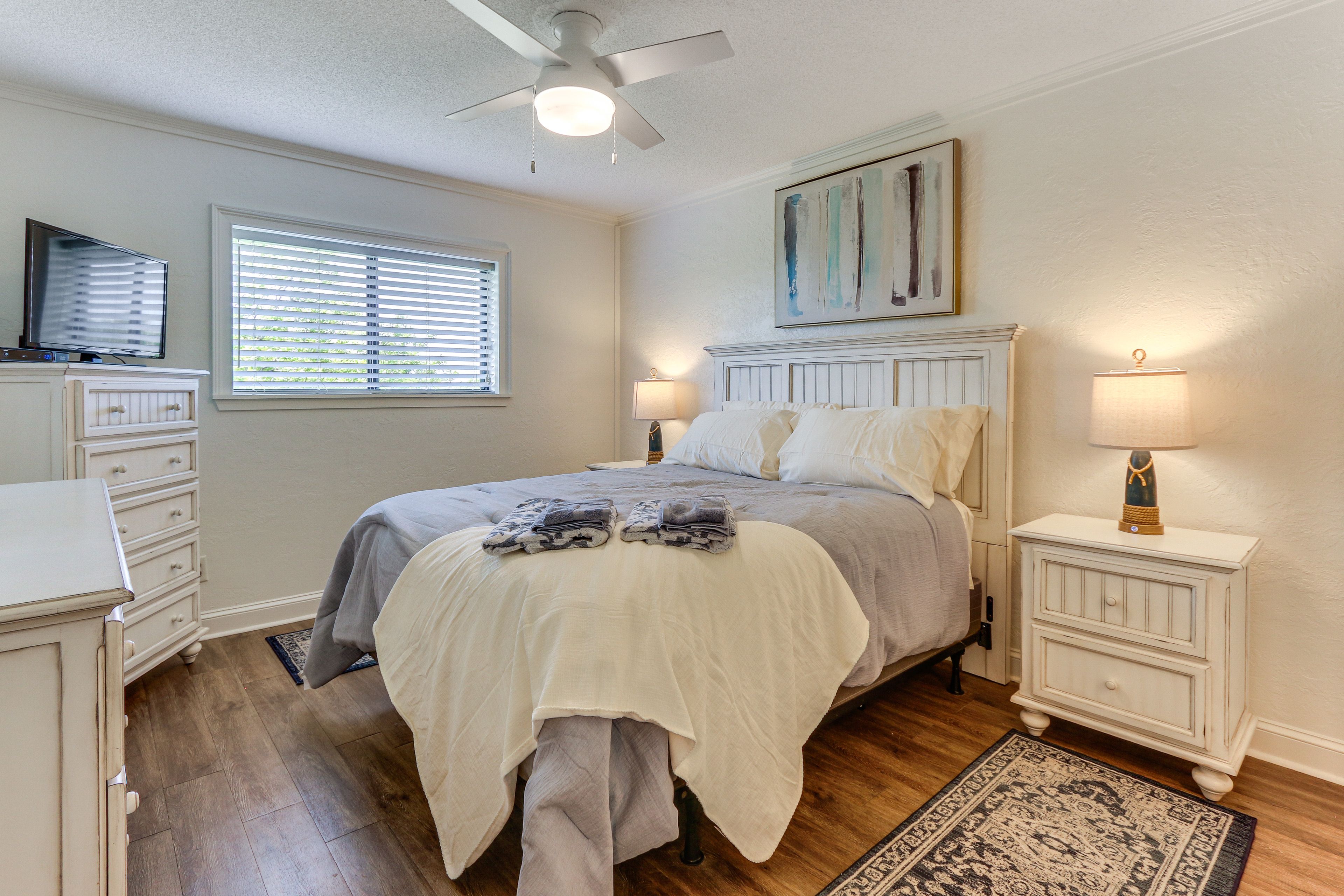 Bedroom 1 | Queen Bed | Smart TV | Linens Provided