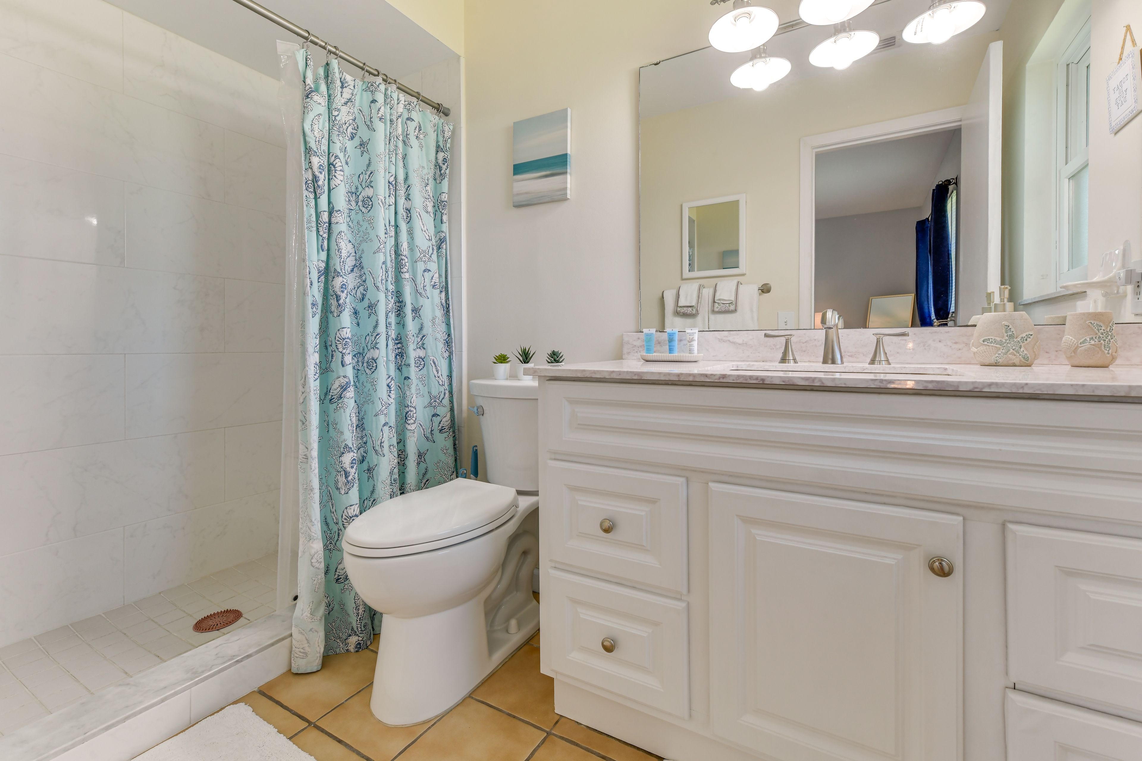 Full Bathroom | Towels Provided