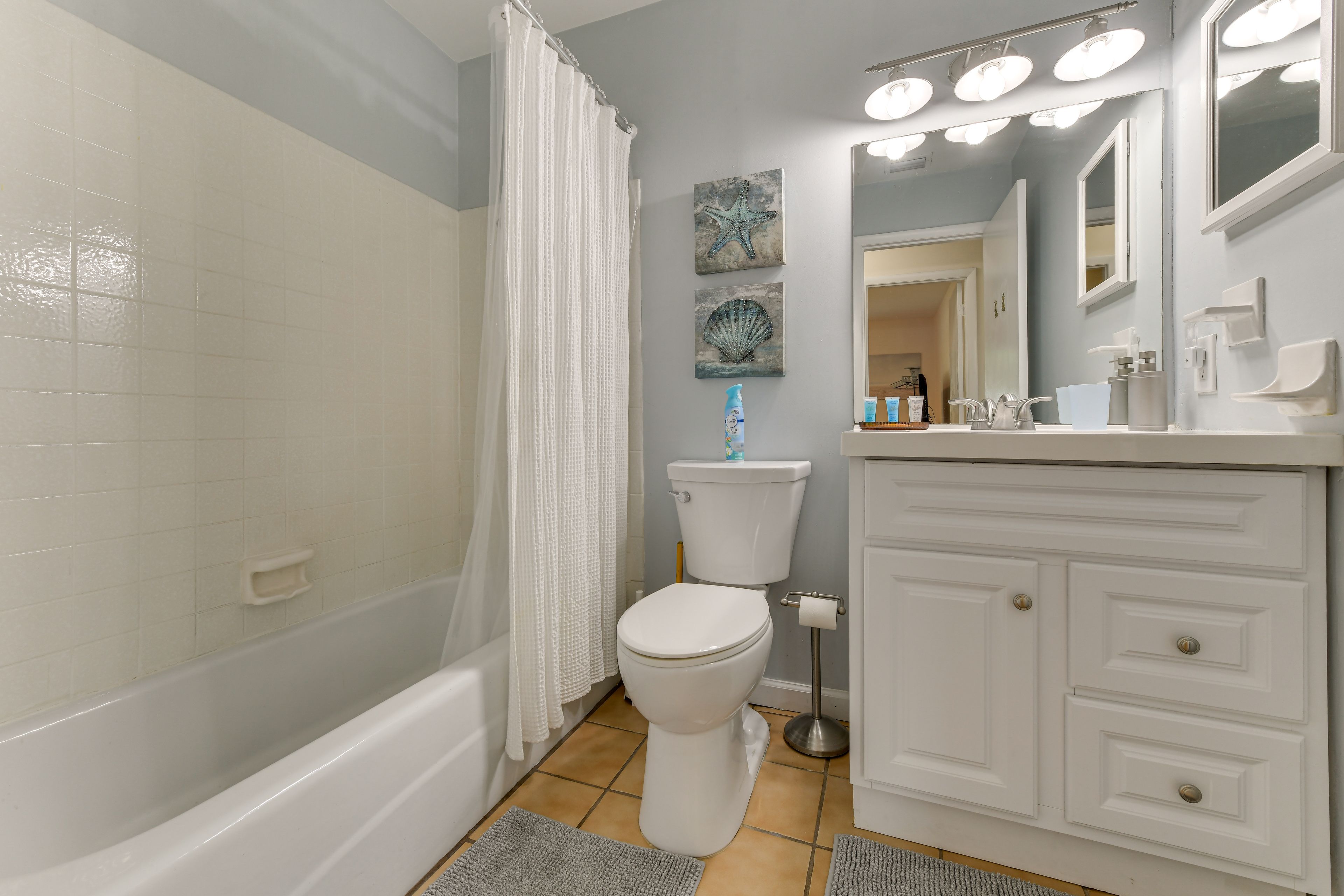 Full Bathroom | Complimentary Toiletries