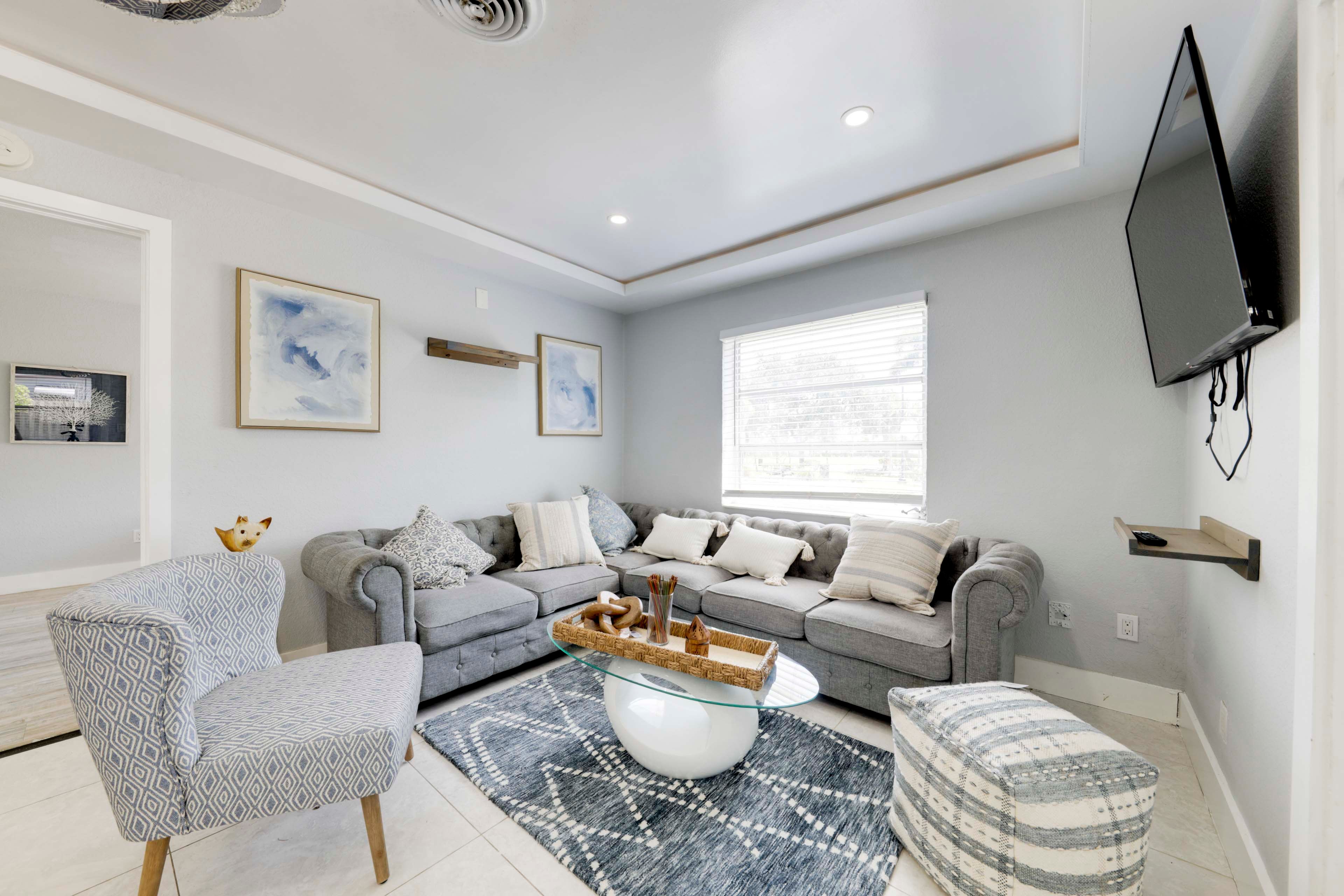 Living Room | House 1 | Smart TV | Free WiFi | Central A/C & Heating