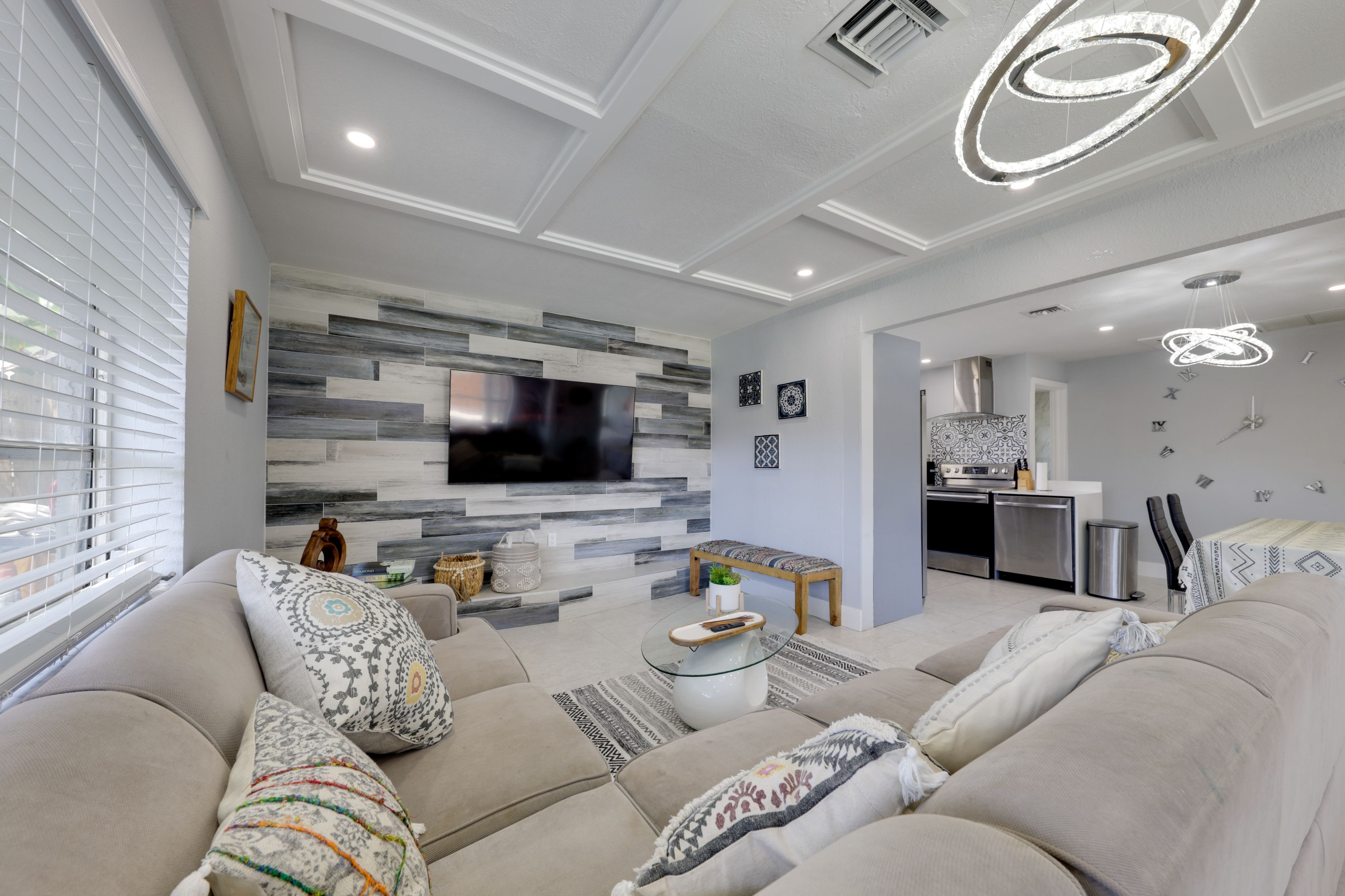 Living Room | House 2 | Smart TV | Free WiFi | Central A/C & Heating