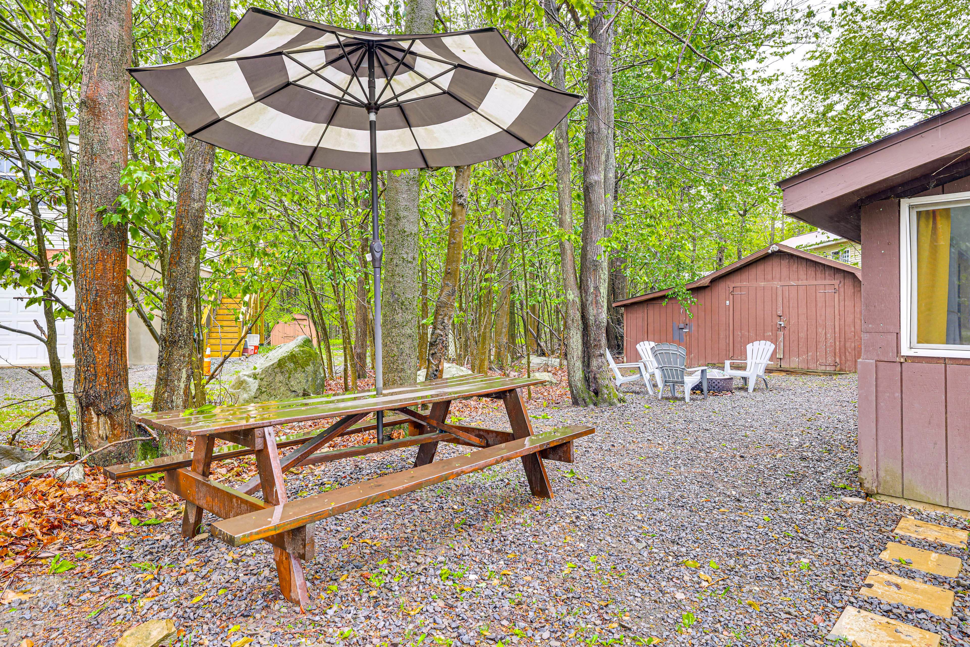 Backyard | Fire Pit | Picnic Table