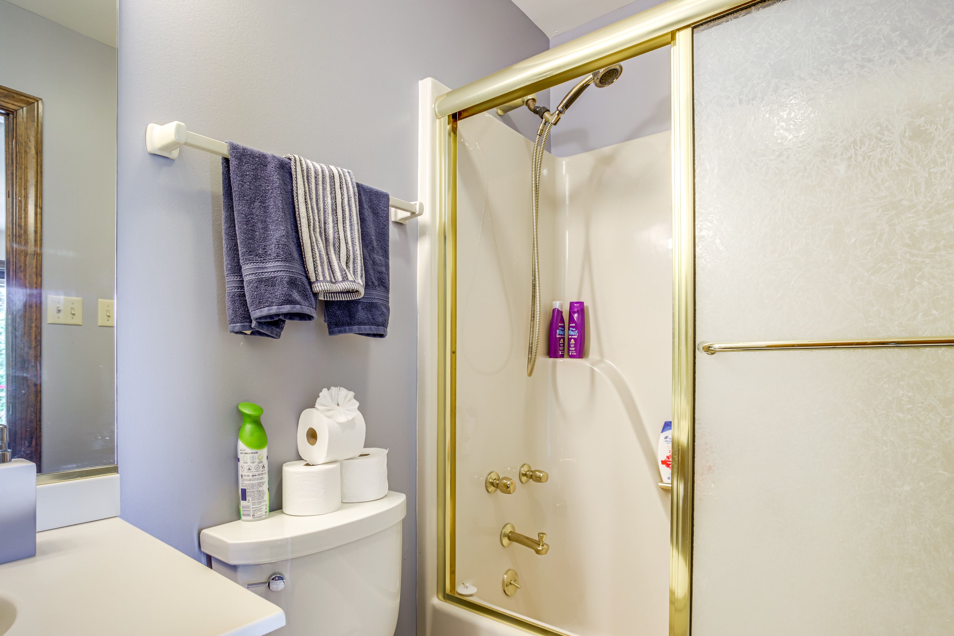 Full Bathroom | Upper Level | Towels Provided