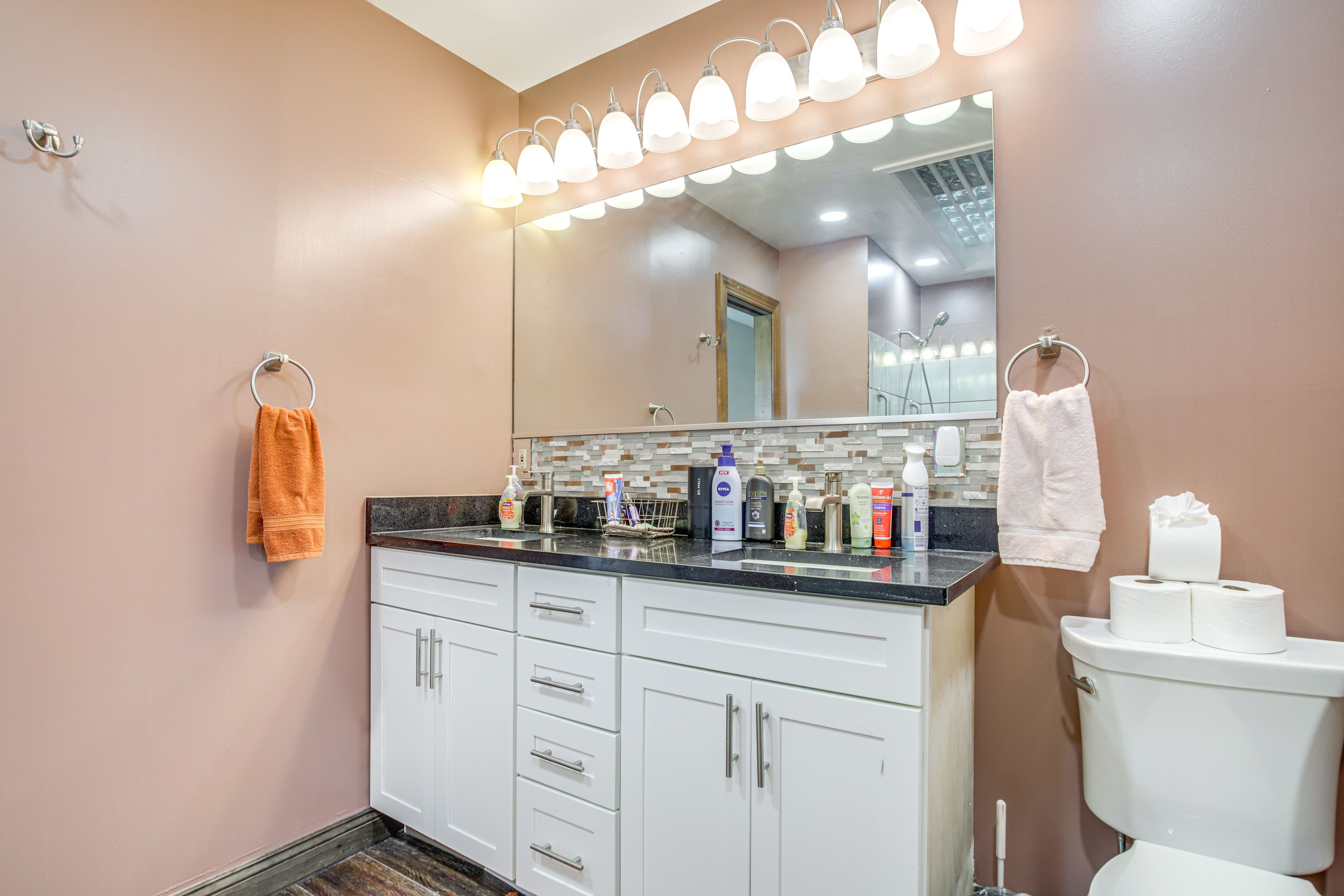 Full Bathroom | Upper Level | Towels Provided