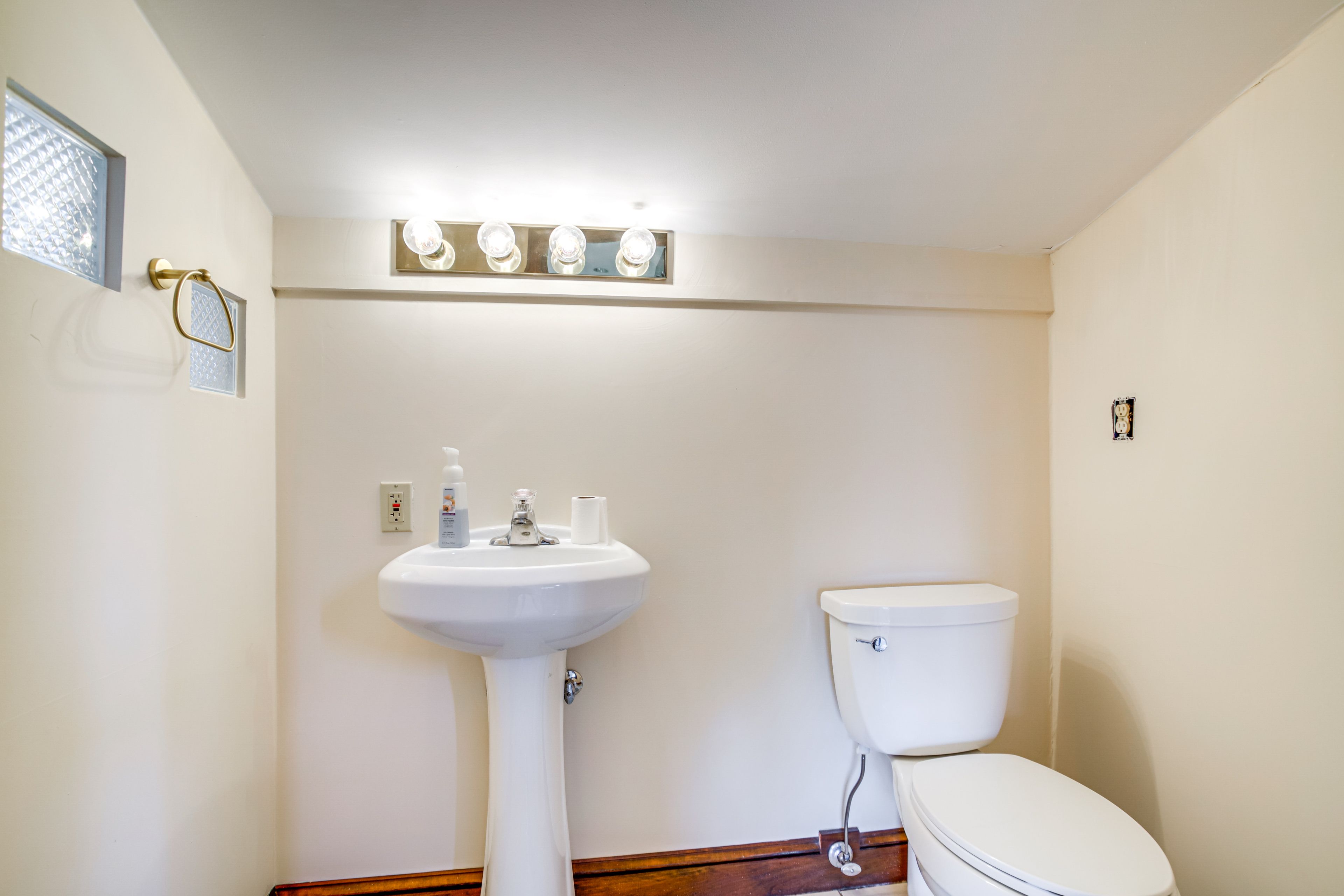 Half Bathroom | Attic Over Upper Level  | Towels Provided