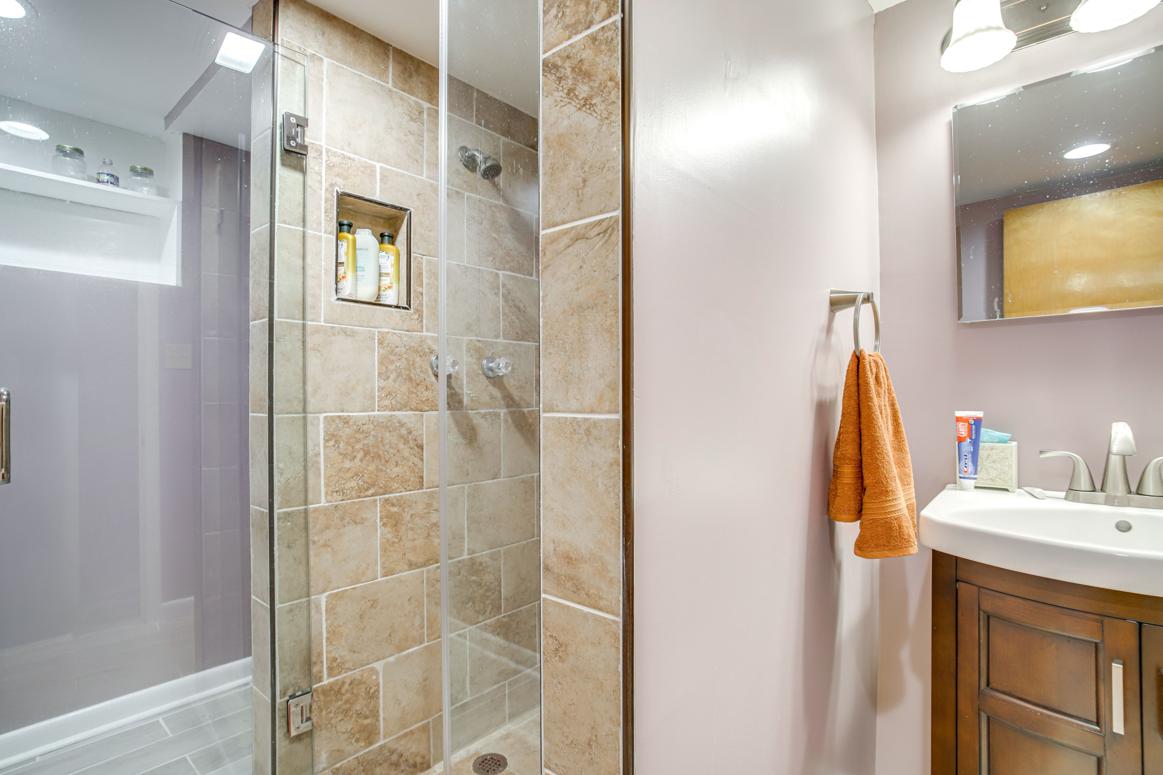 Full Bathroom | Lower Level | Towels Provided