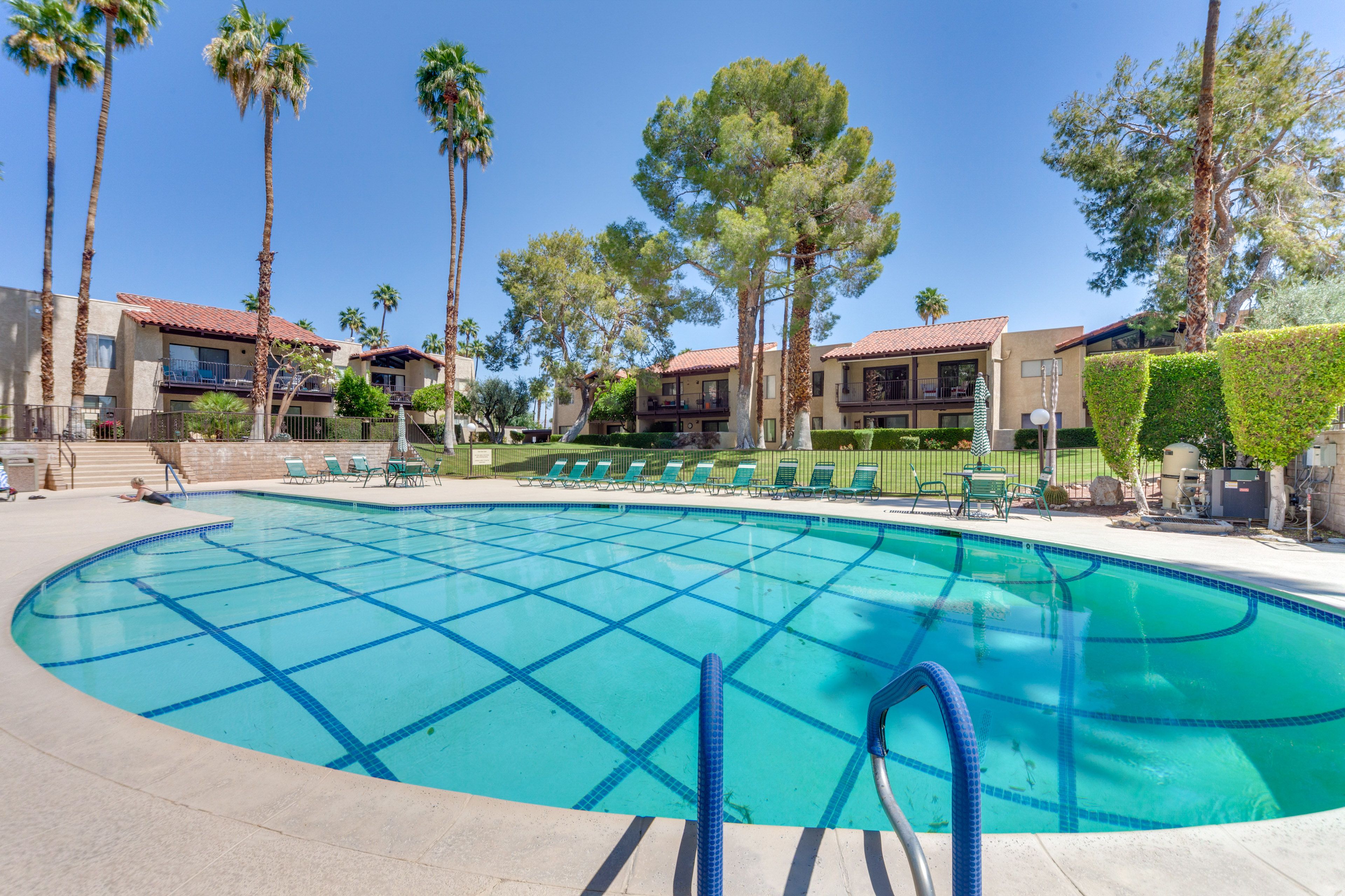 Community Pool & Hot Tub