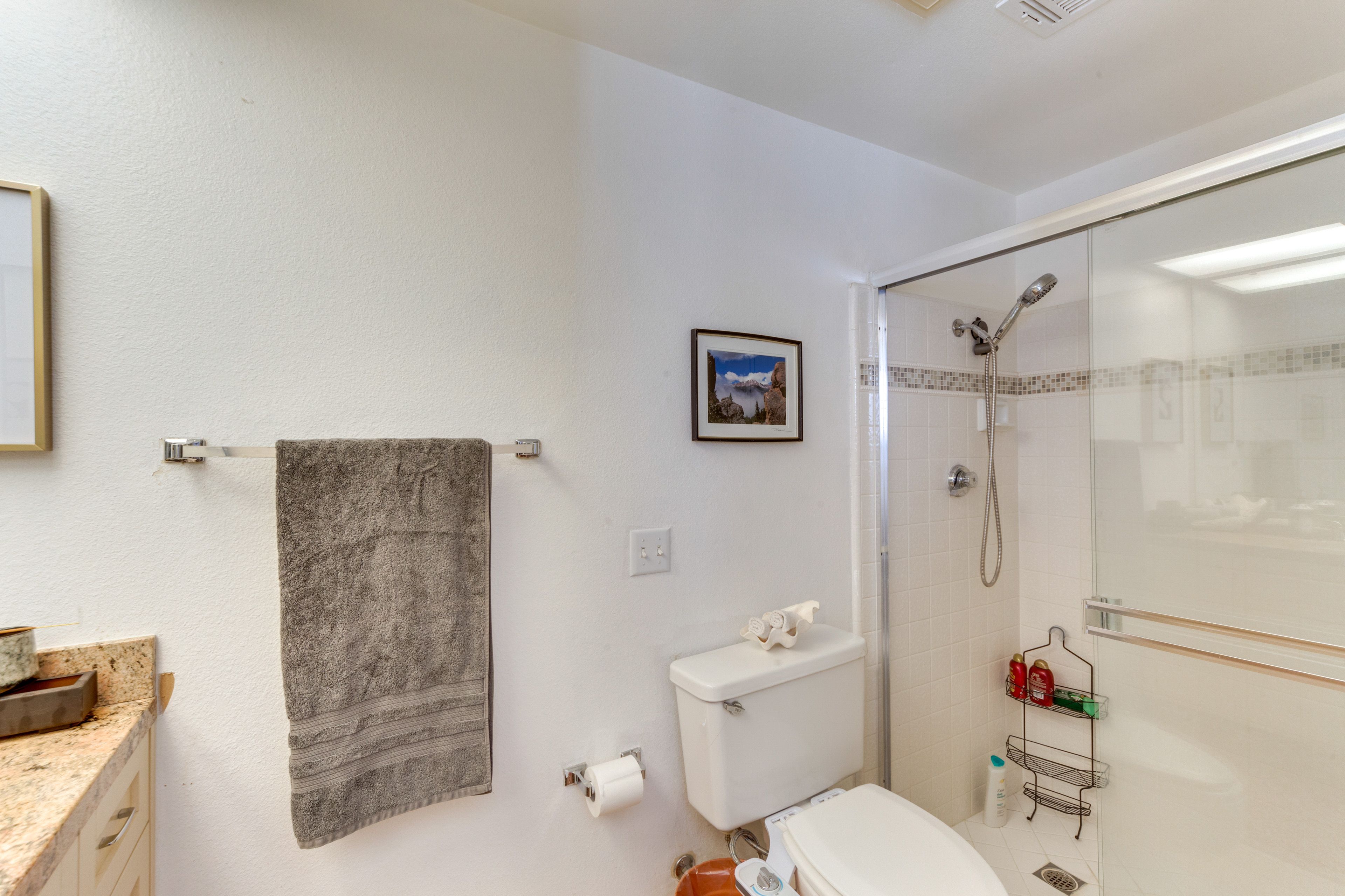 Full Bathroom | Towels Provided