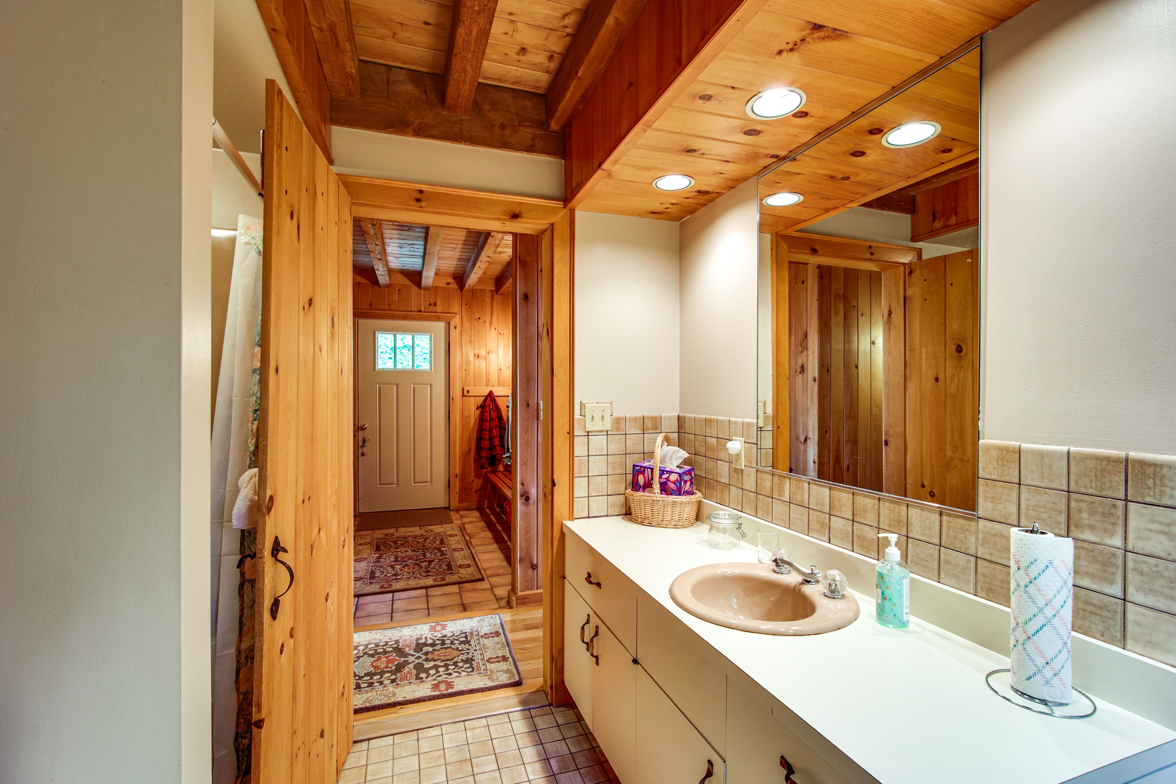 Full Bathroom | Main Level | Towels Provided | Washer & Dryer