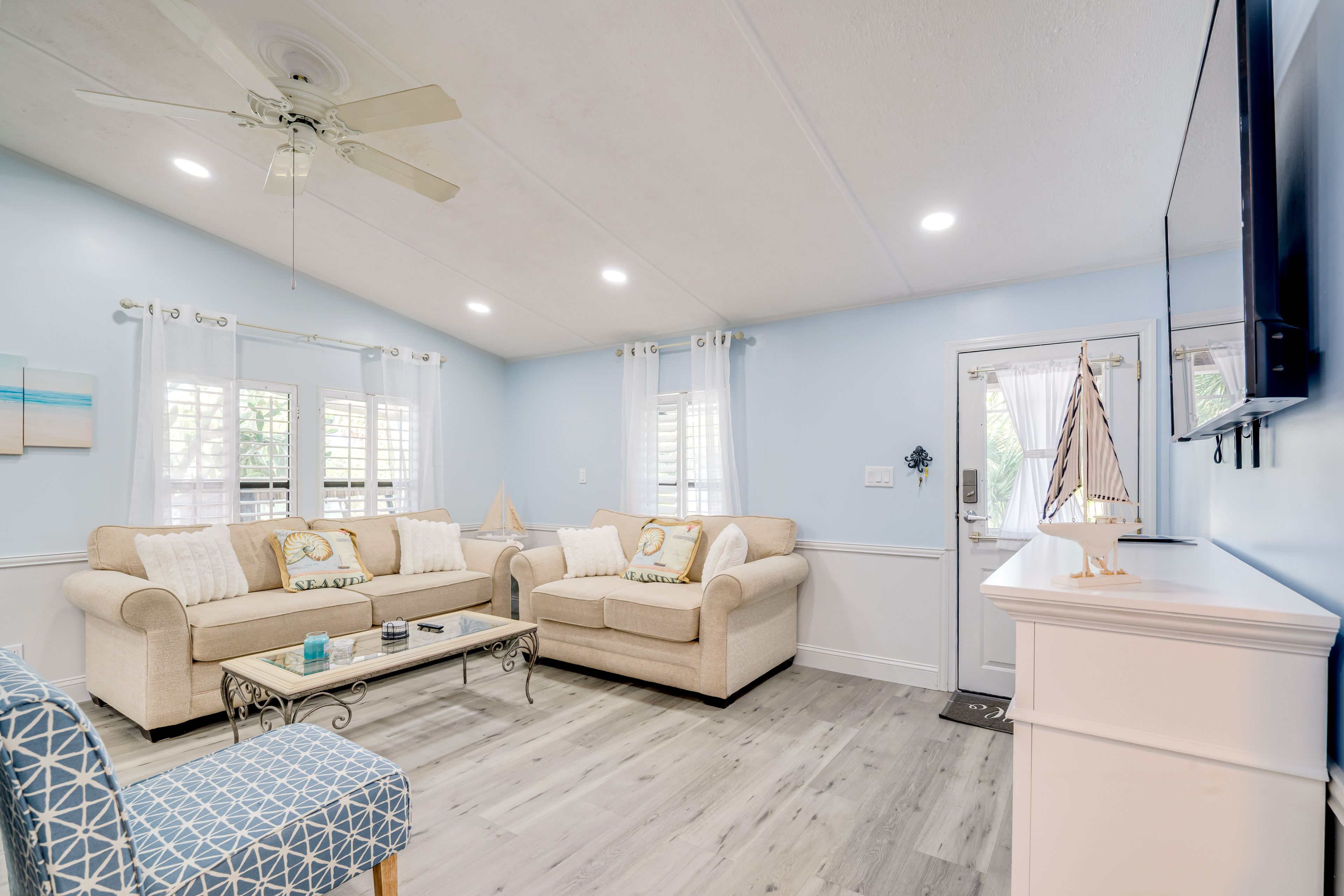 Living Room | Central A/C | Smart TV