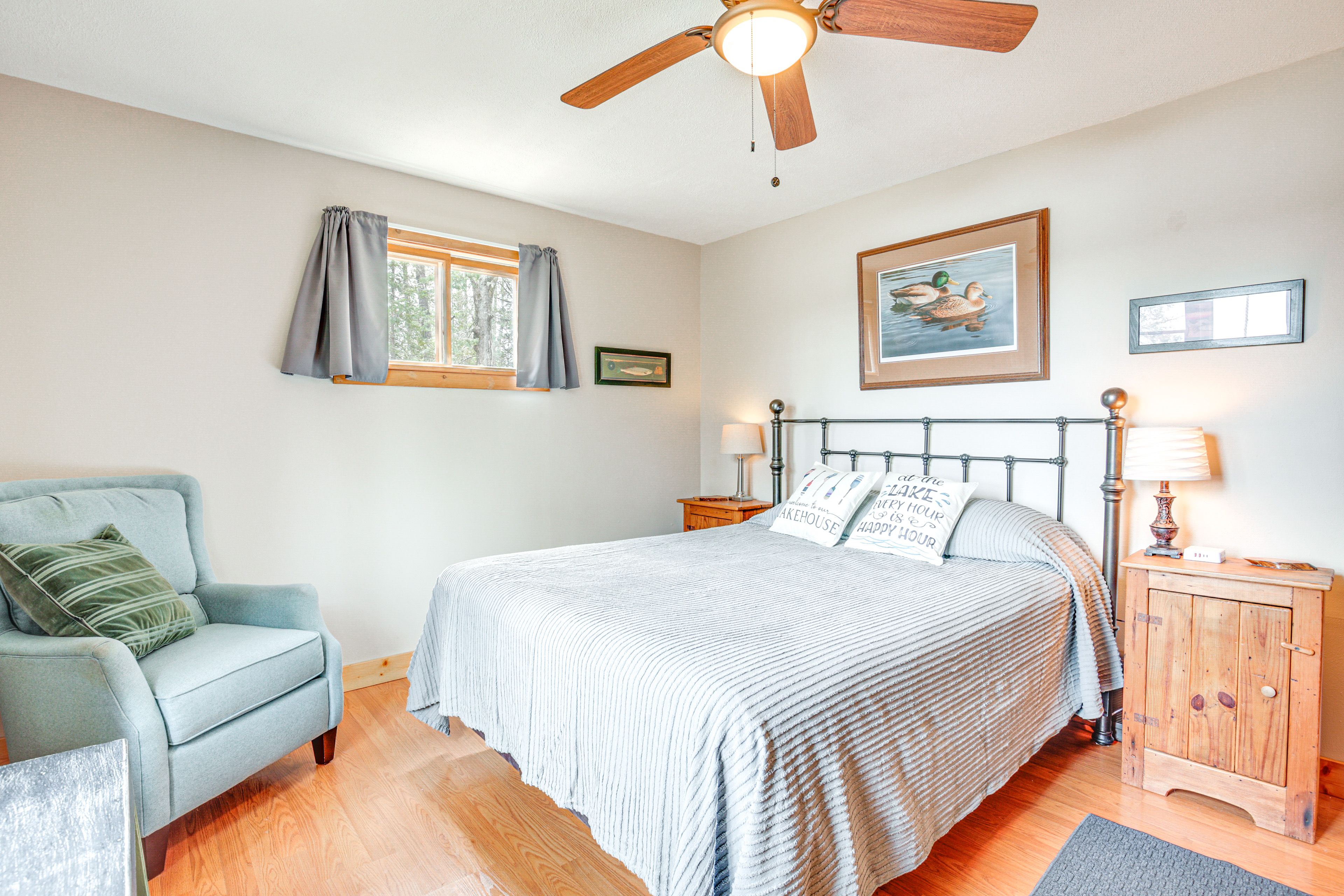 Bedroom 1 | Queen Bed | Linens Provided | 1st Floor