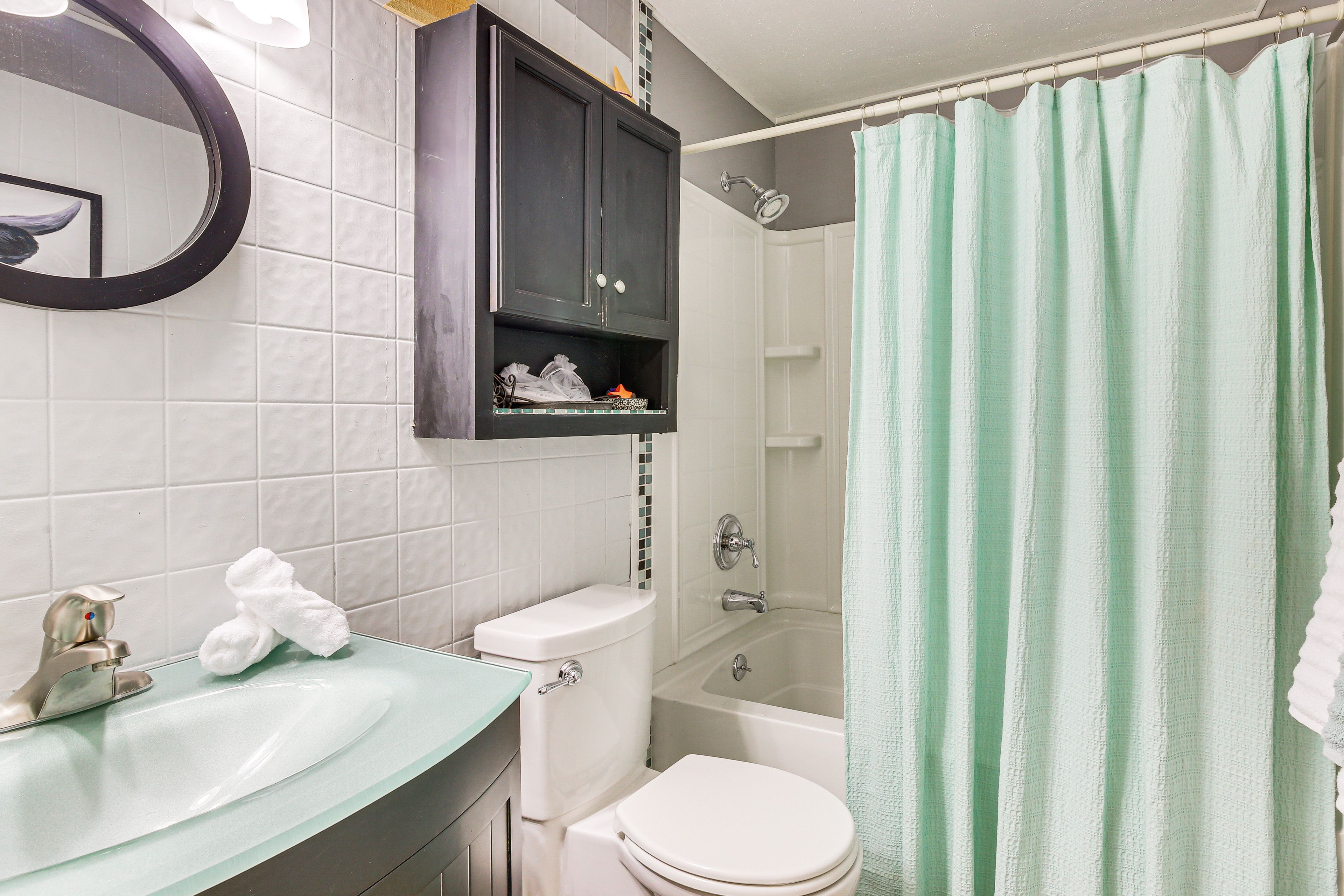 Full Bathroom | 1st Floor | Complimentary Toiletries | Hair Dryer