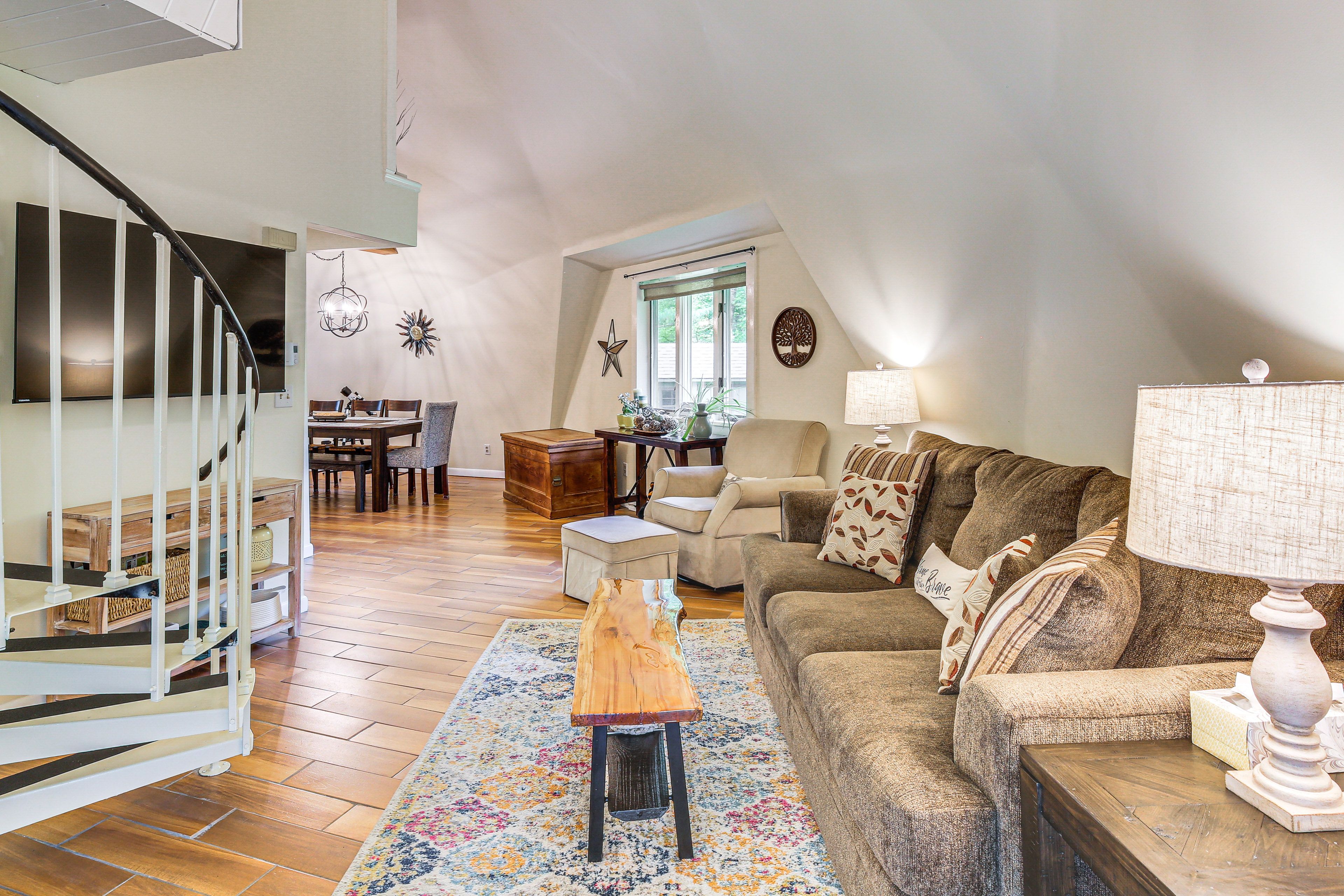 Living Room | 1st Floor | Queen Sleeper Sofa | Smart TV | Free WiFi