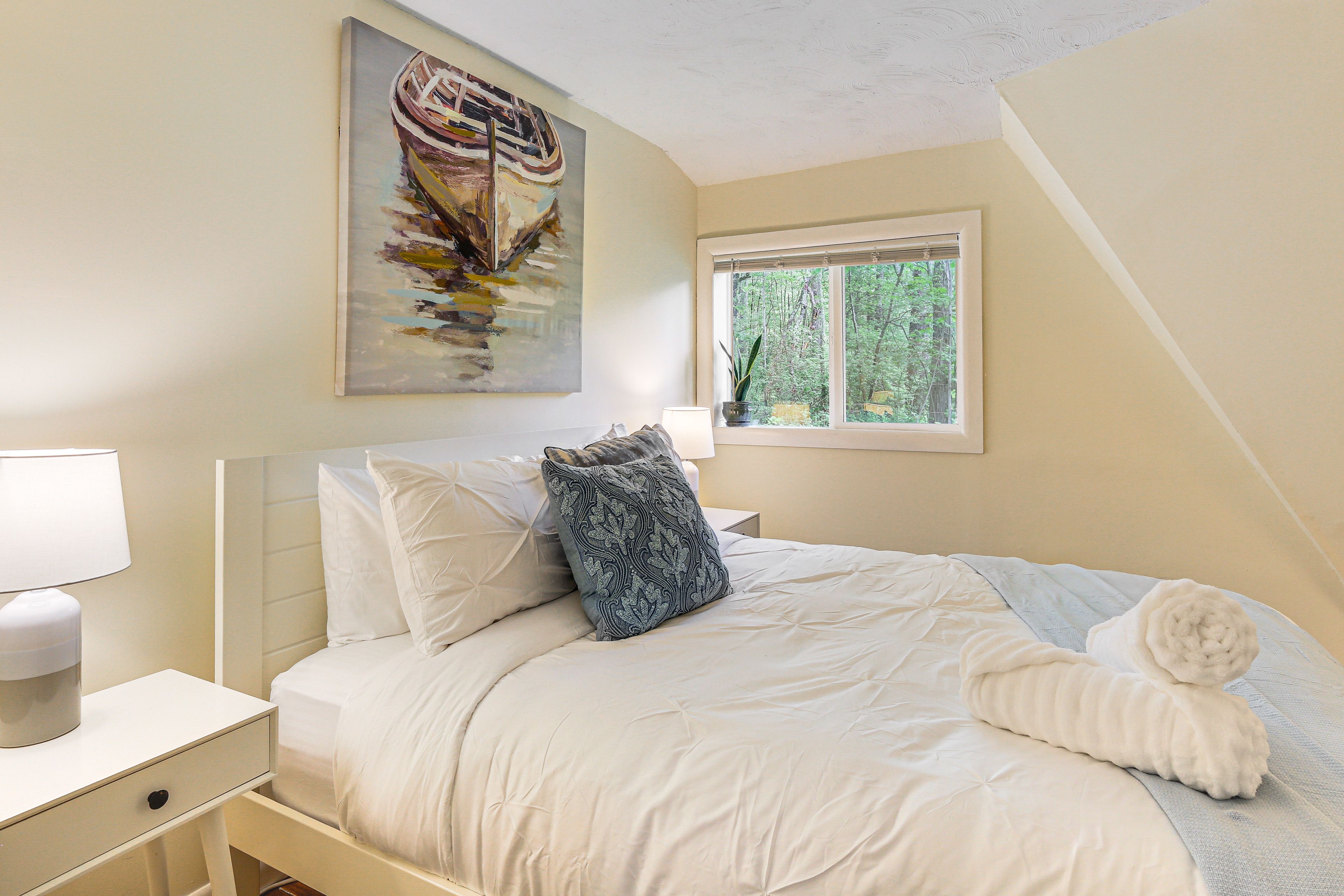 Bedroom 2 | 1st Floor | Queen Bed