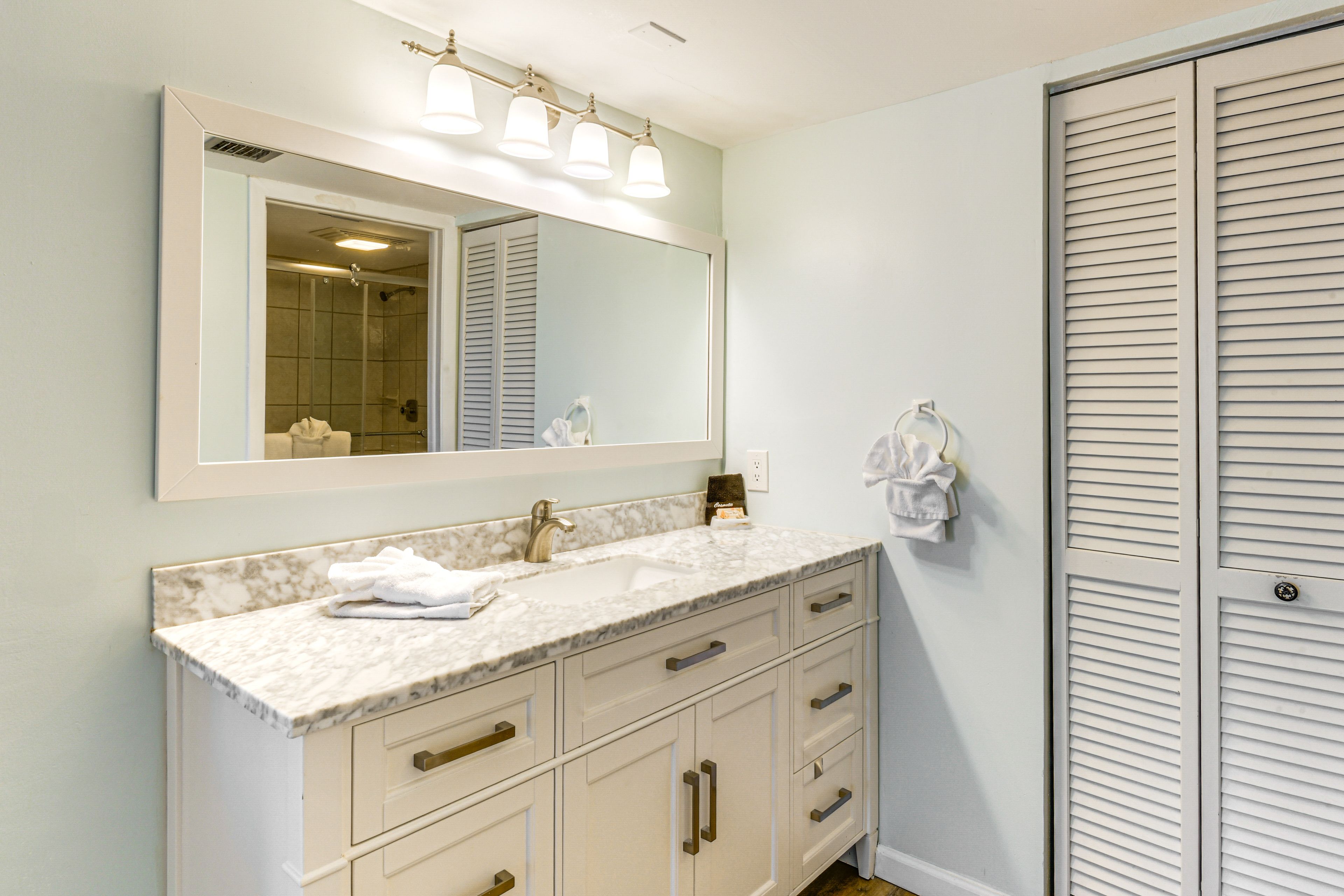 Full Bathroom | Towels Provided