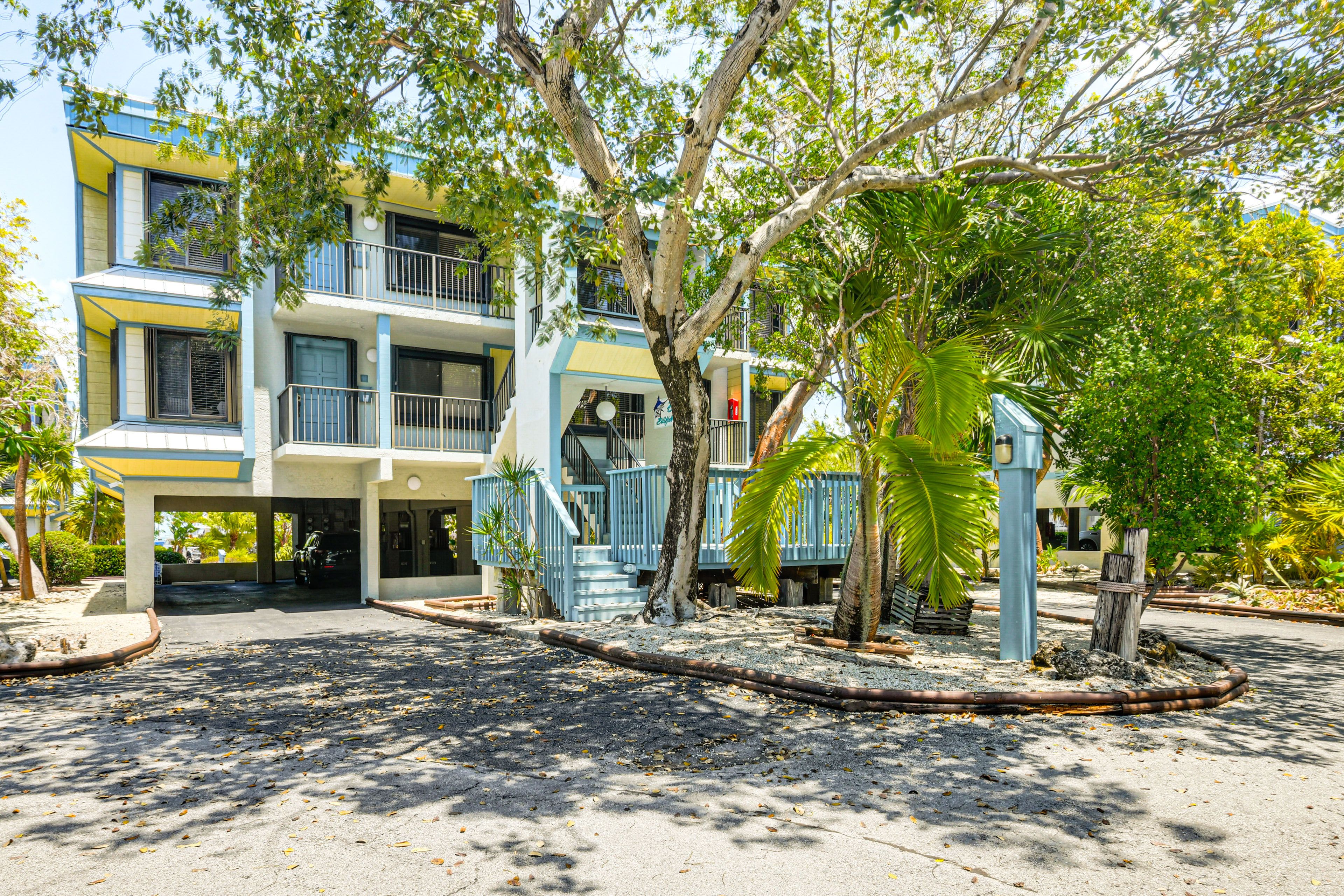 Parking | Community Garage (1 Vehicle) | Community Lot (1 Vehicle) | RVs Allowed