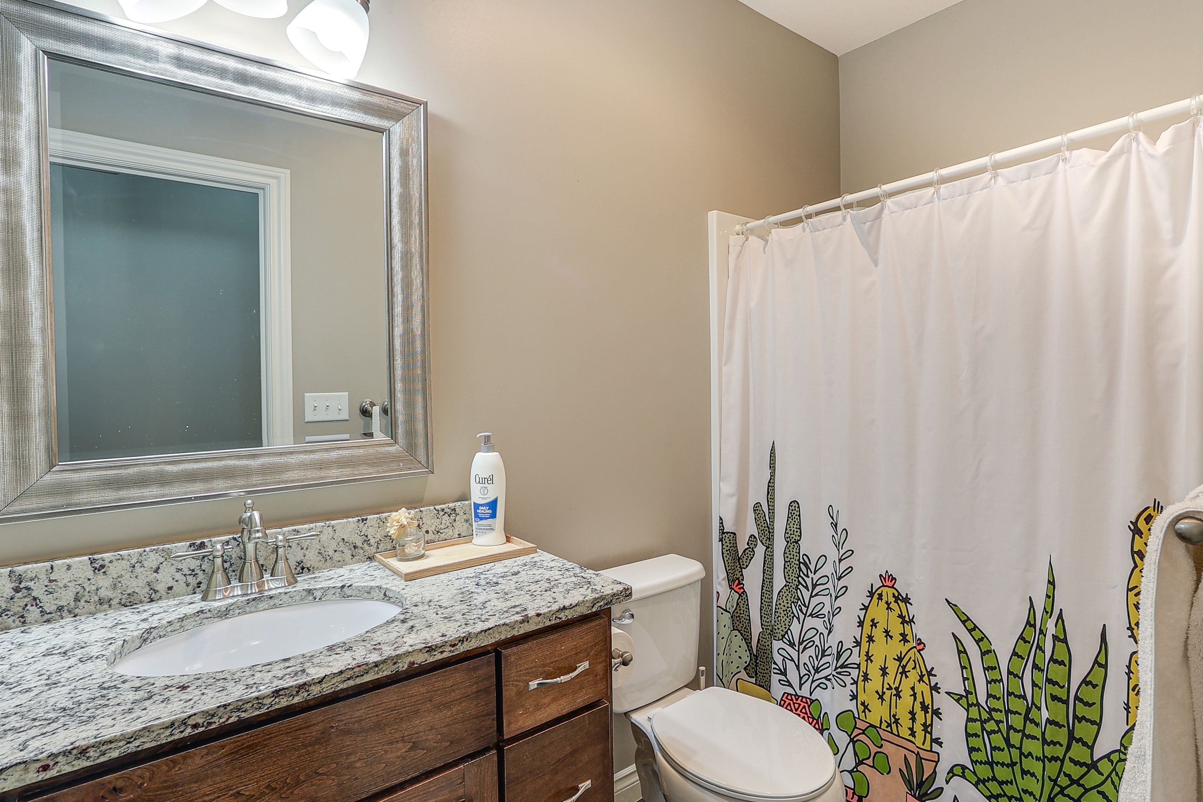 Full Bathroom | Lower Floor | Towels Provided