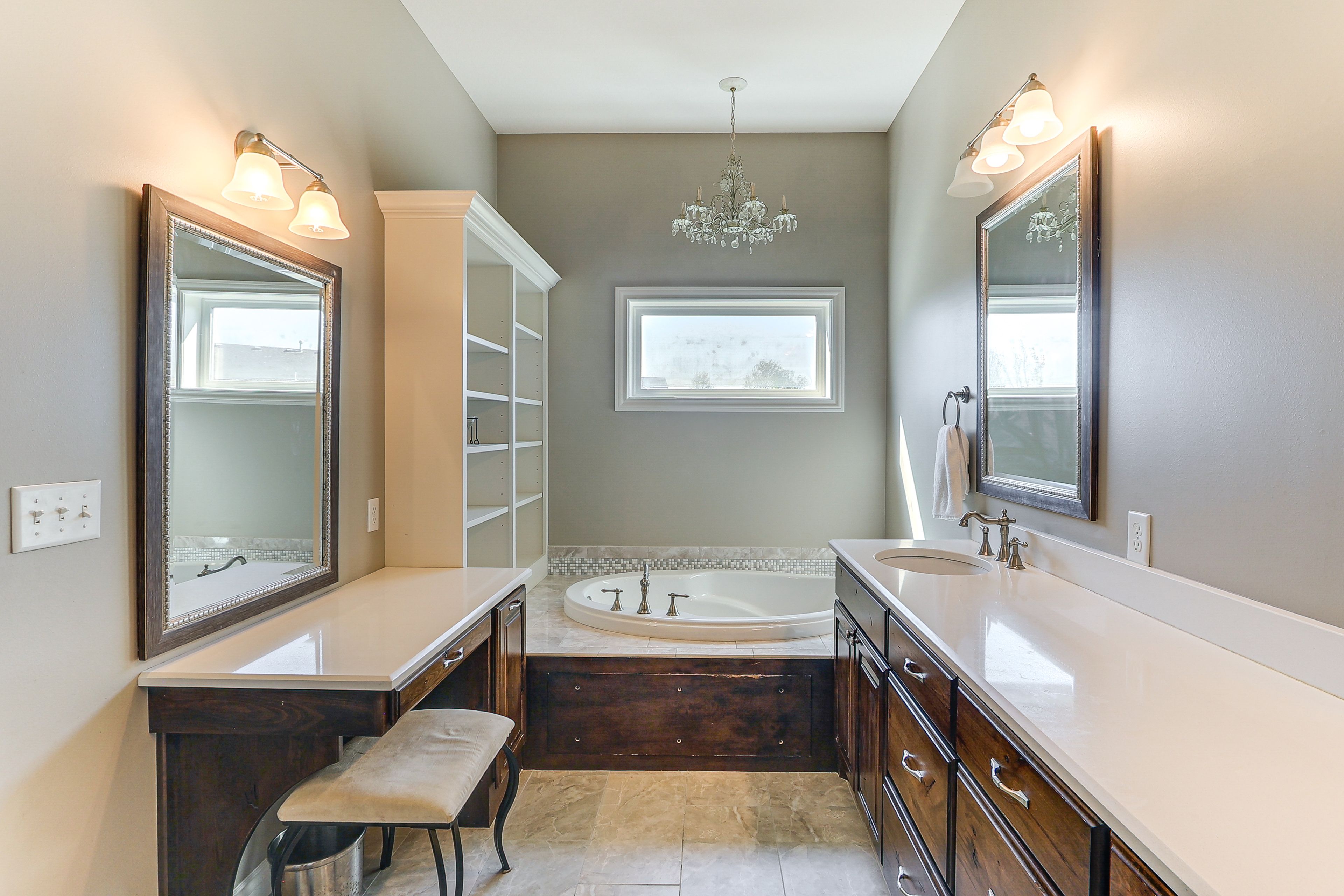 Full Bathroom | Upper Floor | Towels Provided