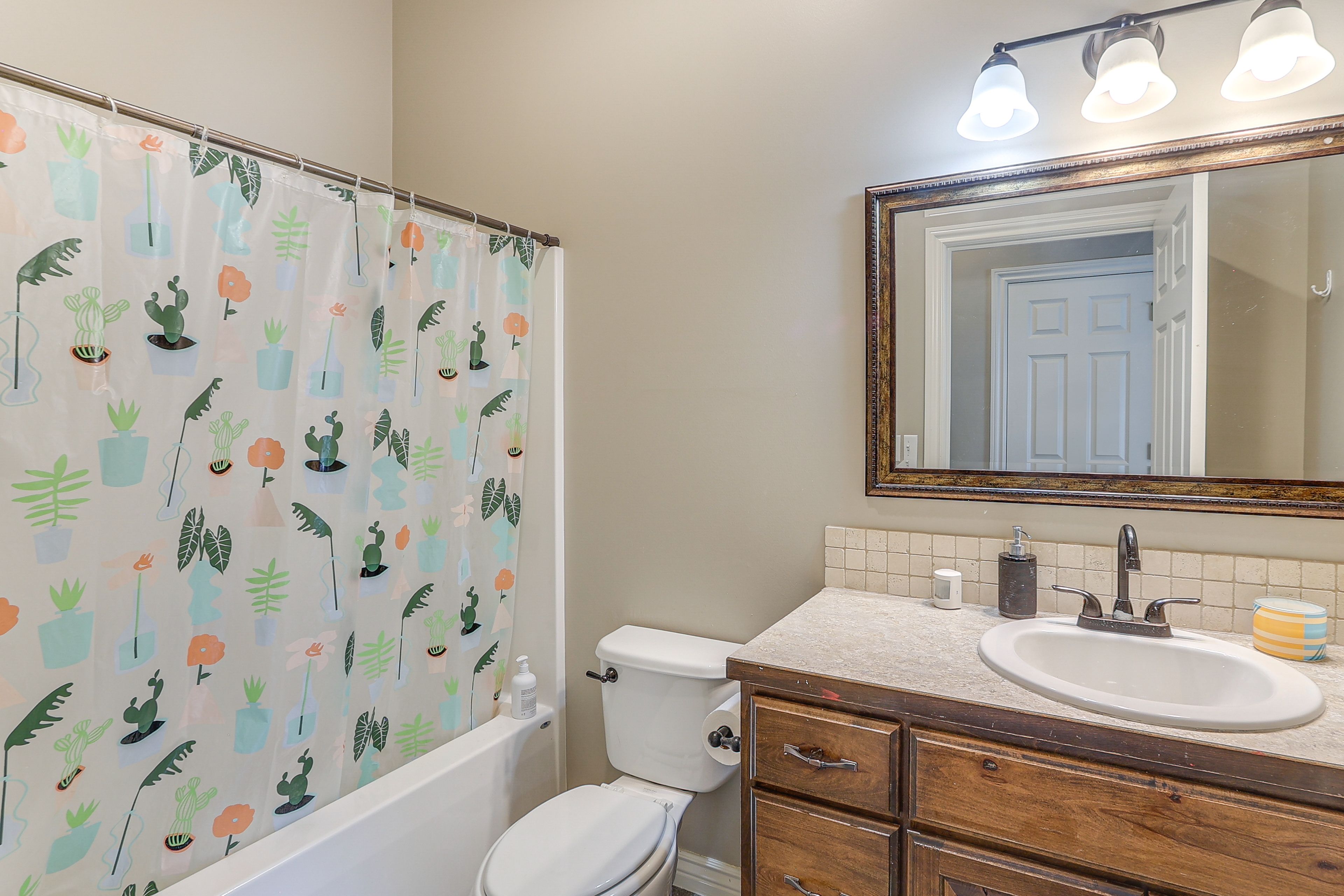 Full Bathroom | Upper Floor | Towels Provided