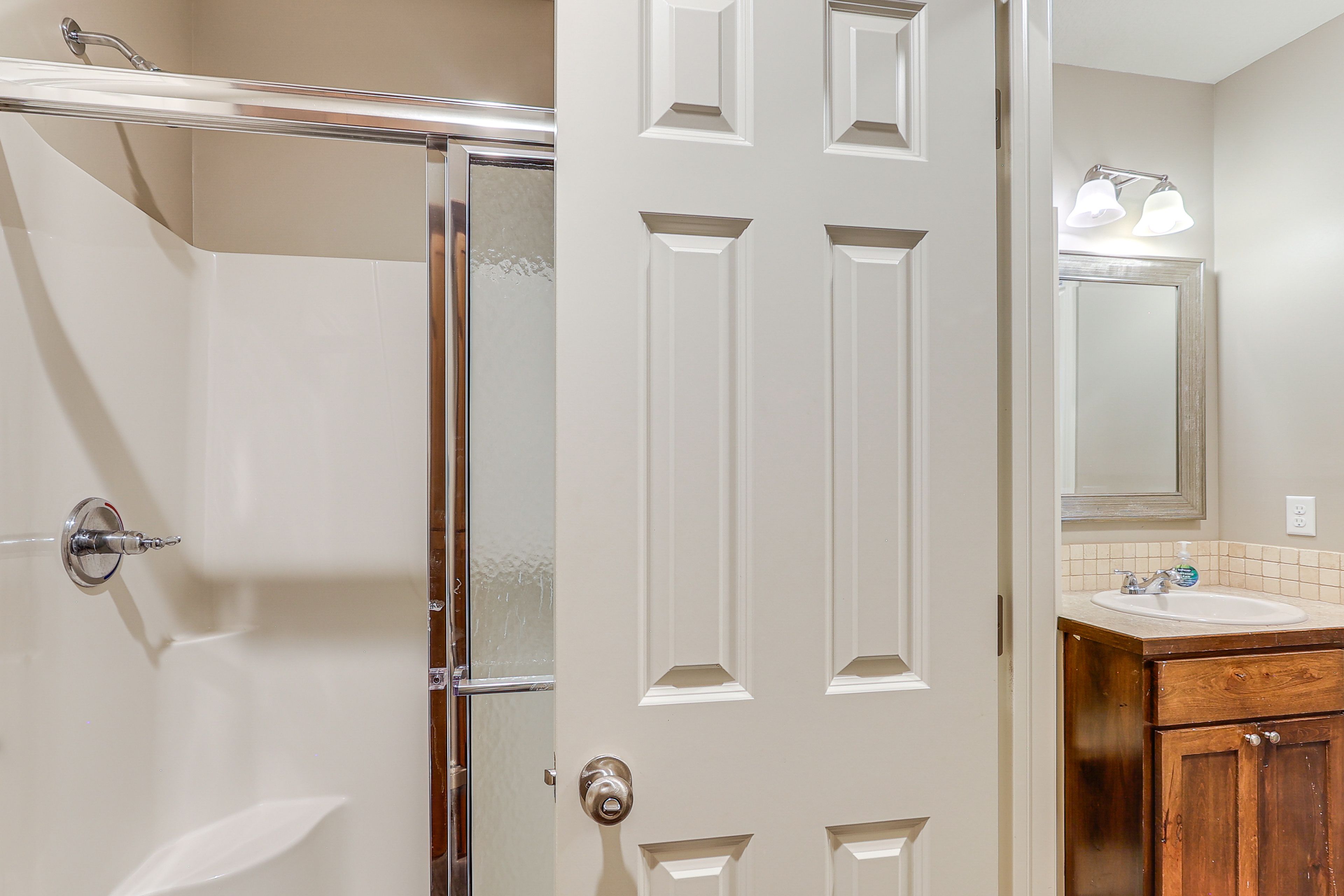 Full Bathroom | Lower Floor | Towels Provided