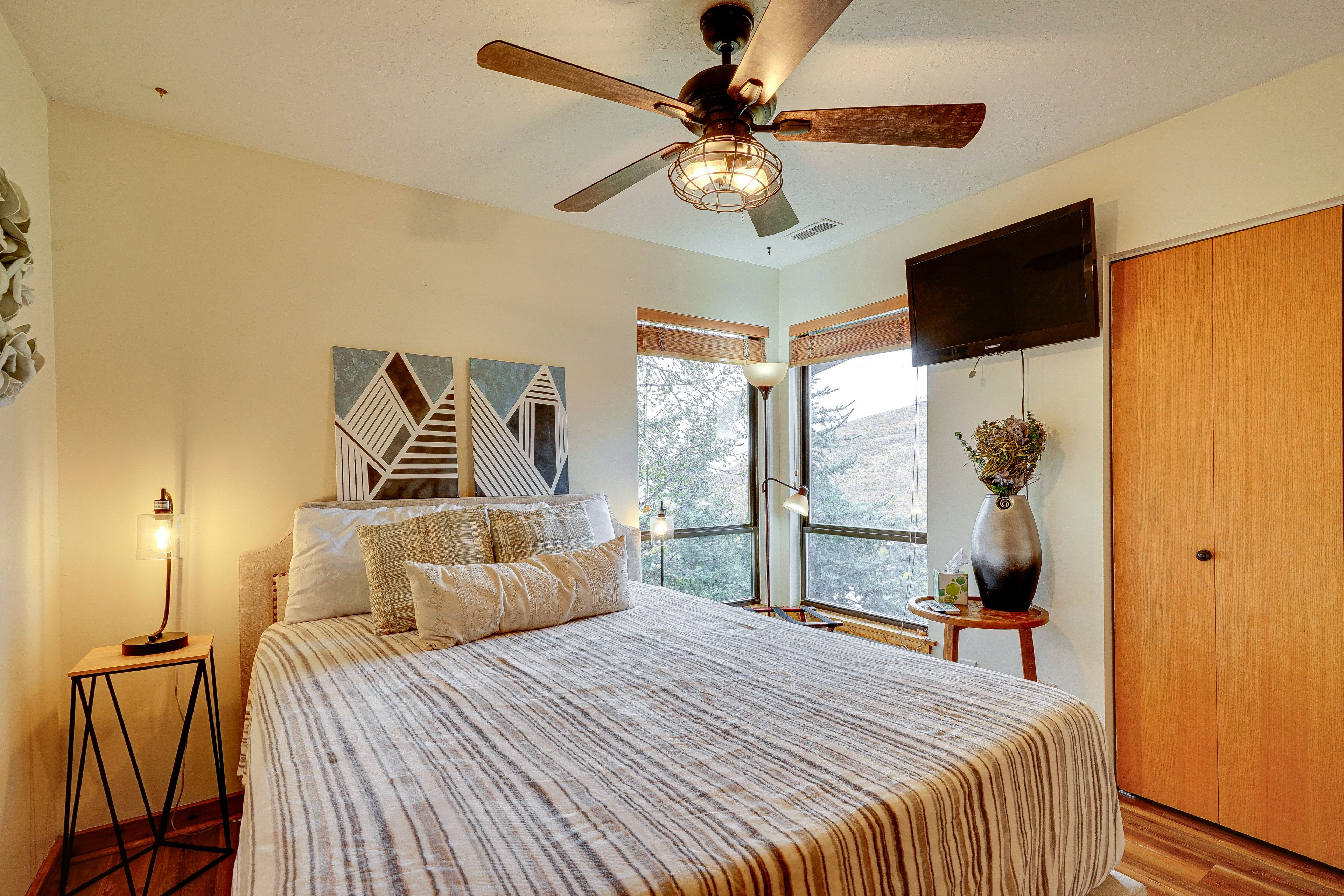 Bedroom 1 | Queen Bed | Smart TV w/ Cable