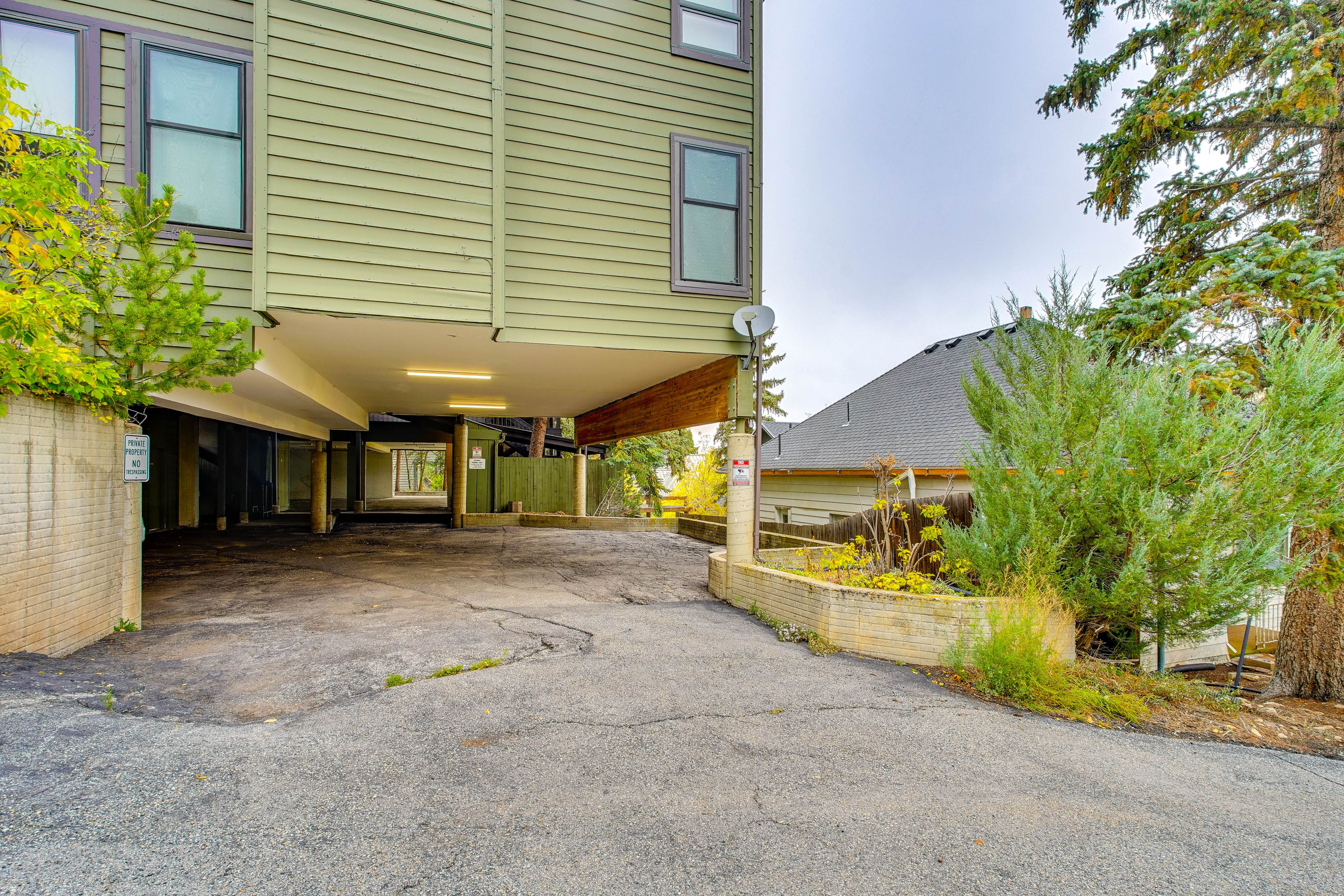 Parking | Designated Garage Spot (1 Vehicle) | Community Parking Lot (1 Vehicle)