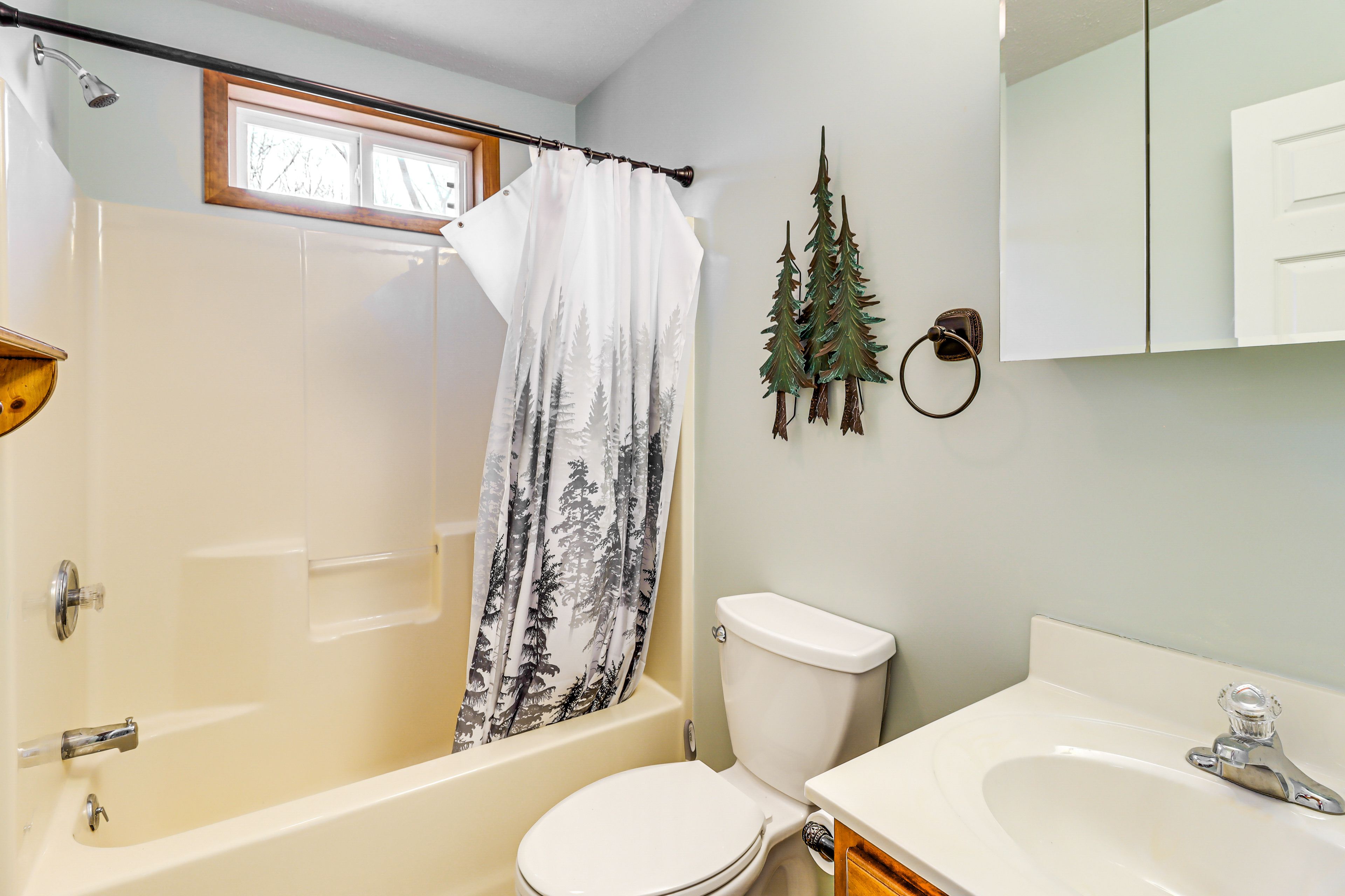 Full Bathroom | 3rd Floor | Towels & Complimentary Toiletries Provided
