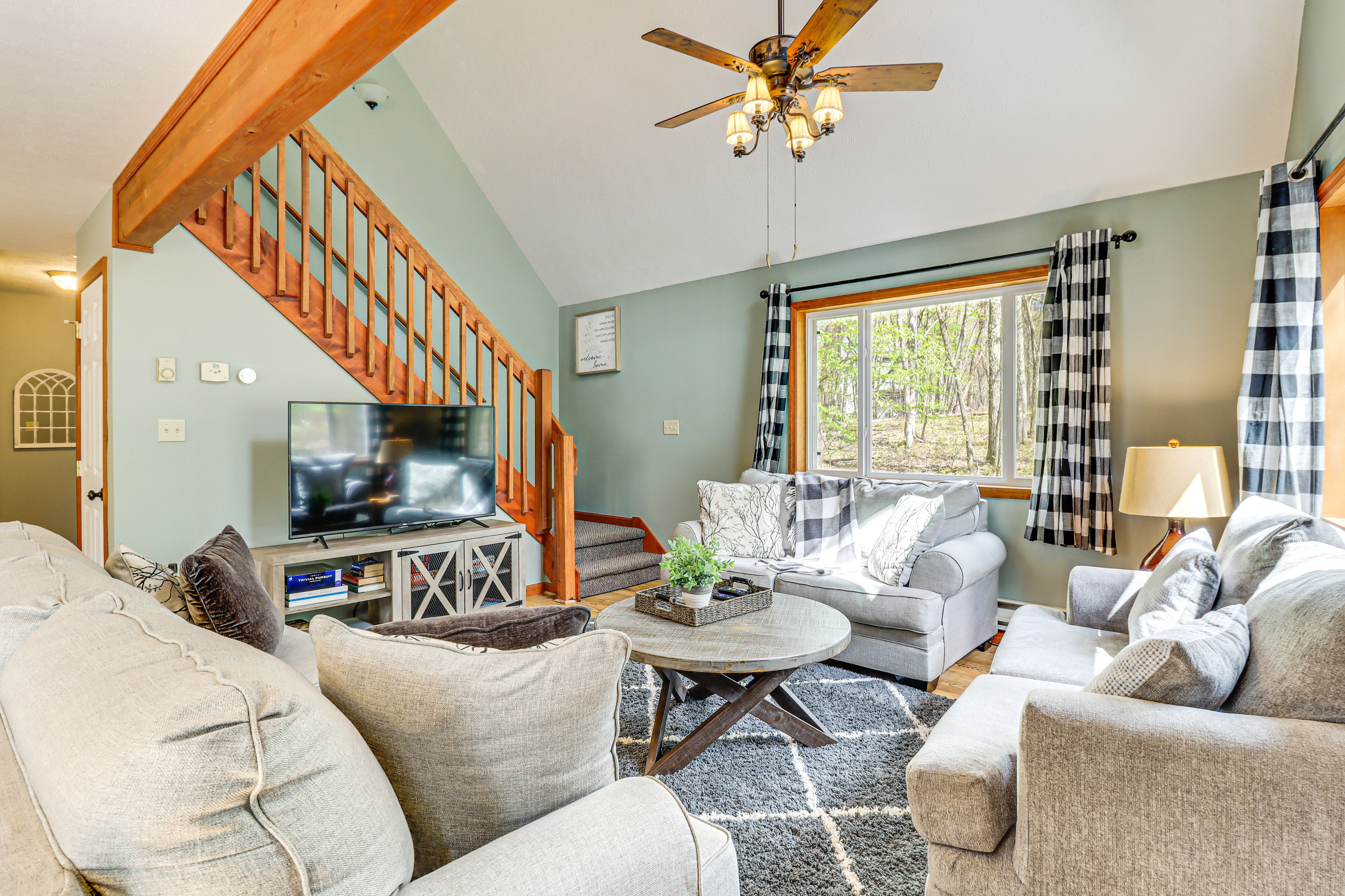Living Room | 2nd Floor | Smart TV | Free WiFi | Fireplace