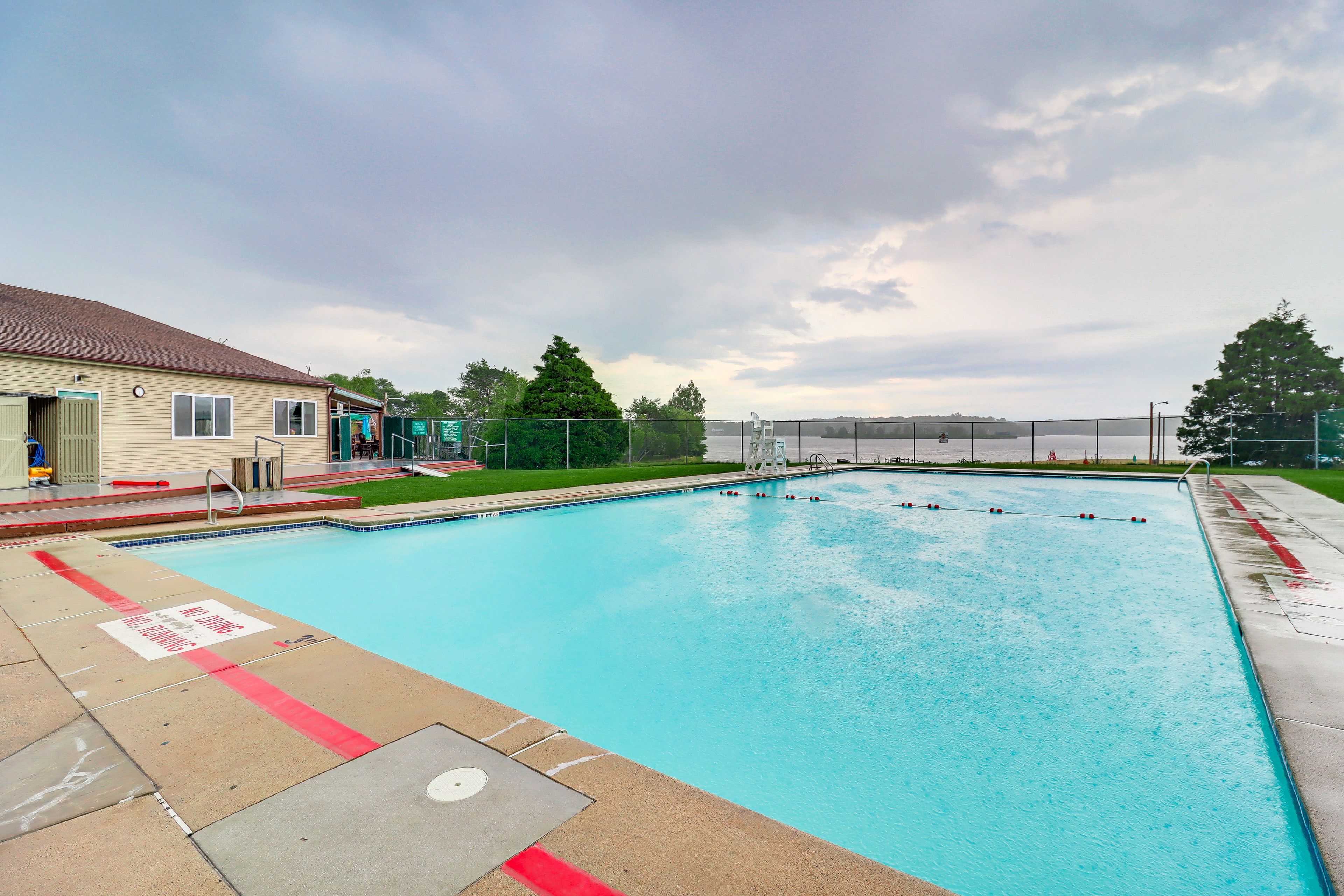 Outdoor Pool & Hot Tub