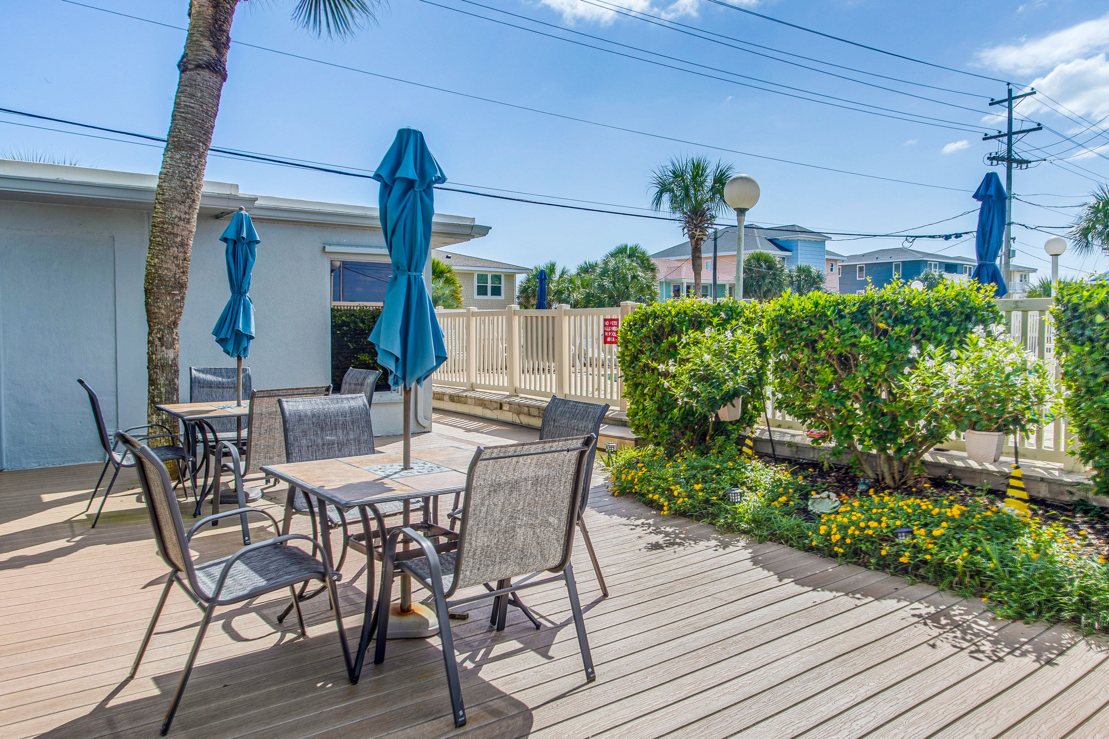 Community Amenities | Deck | Outdoor Dining Area