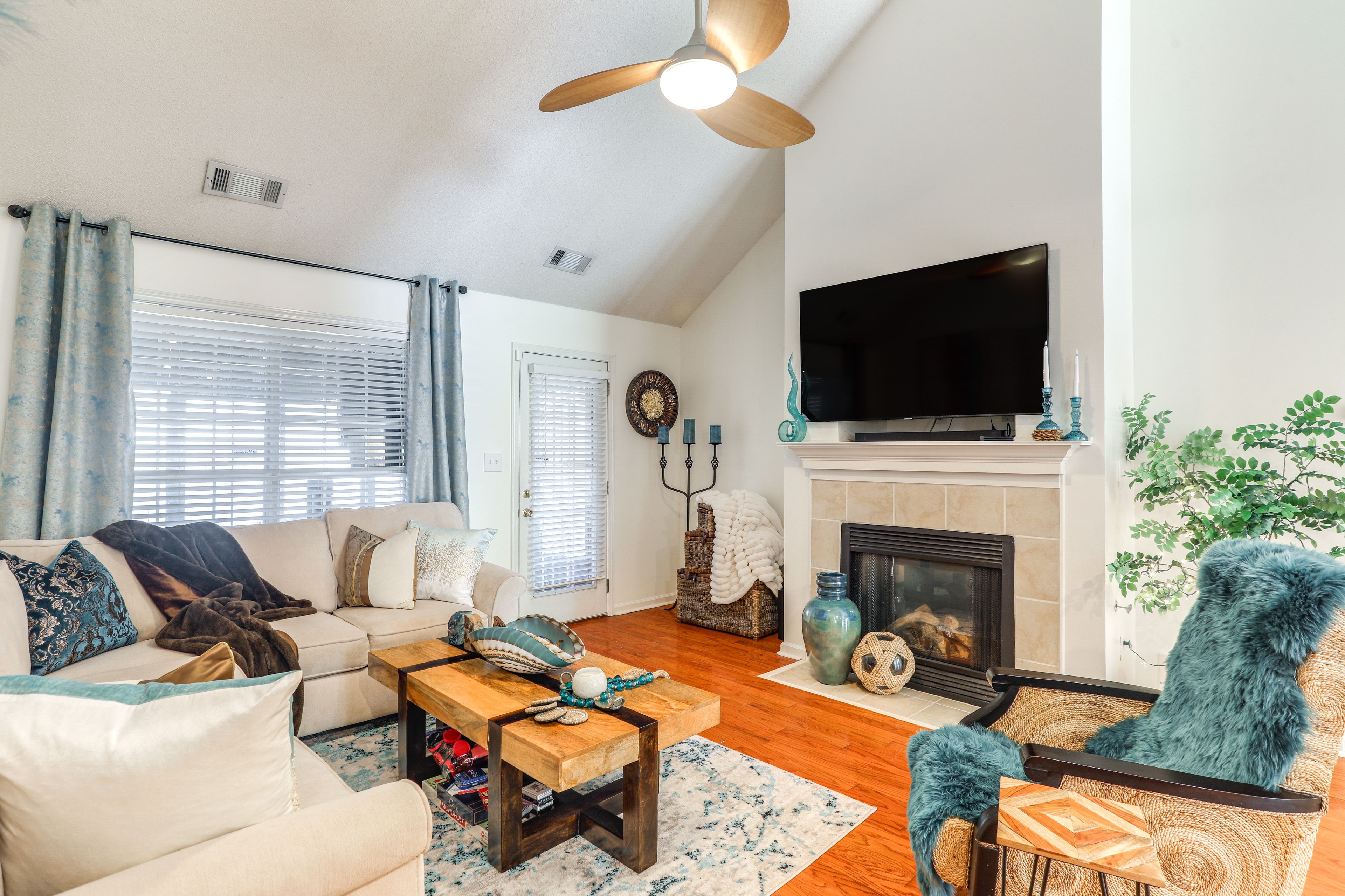 Living Room | Free WiFi | Central Heating & A/C | Smart TV | 1st Floor