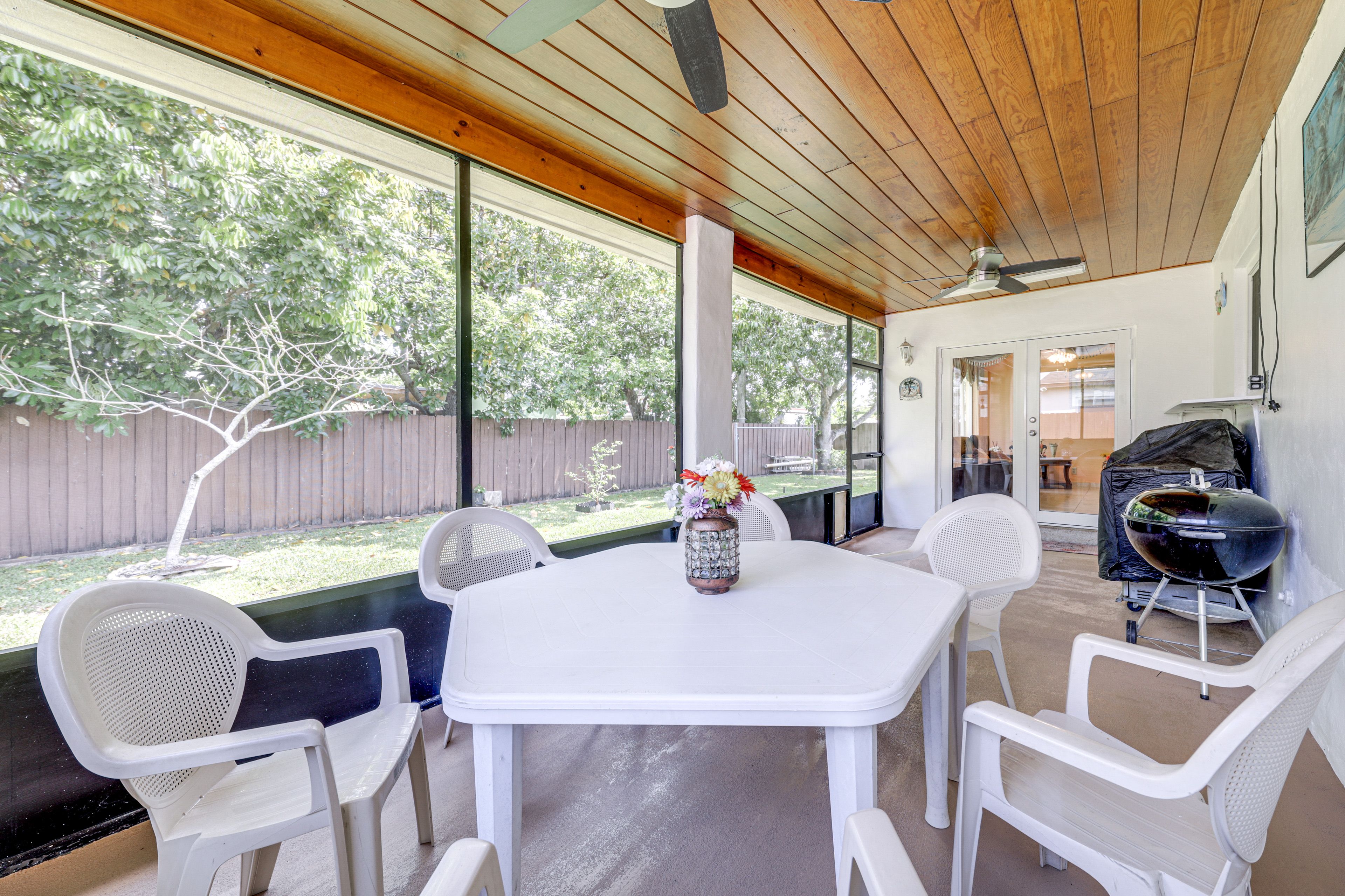 Screened Patio | Gas & Charcoal Grills