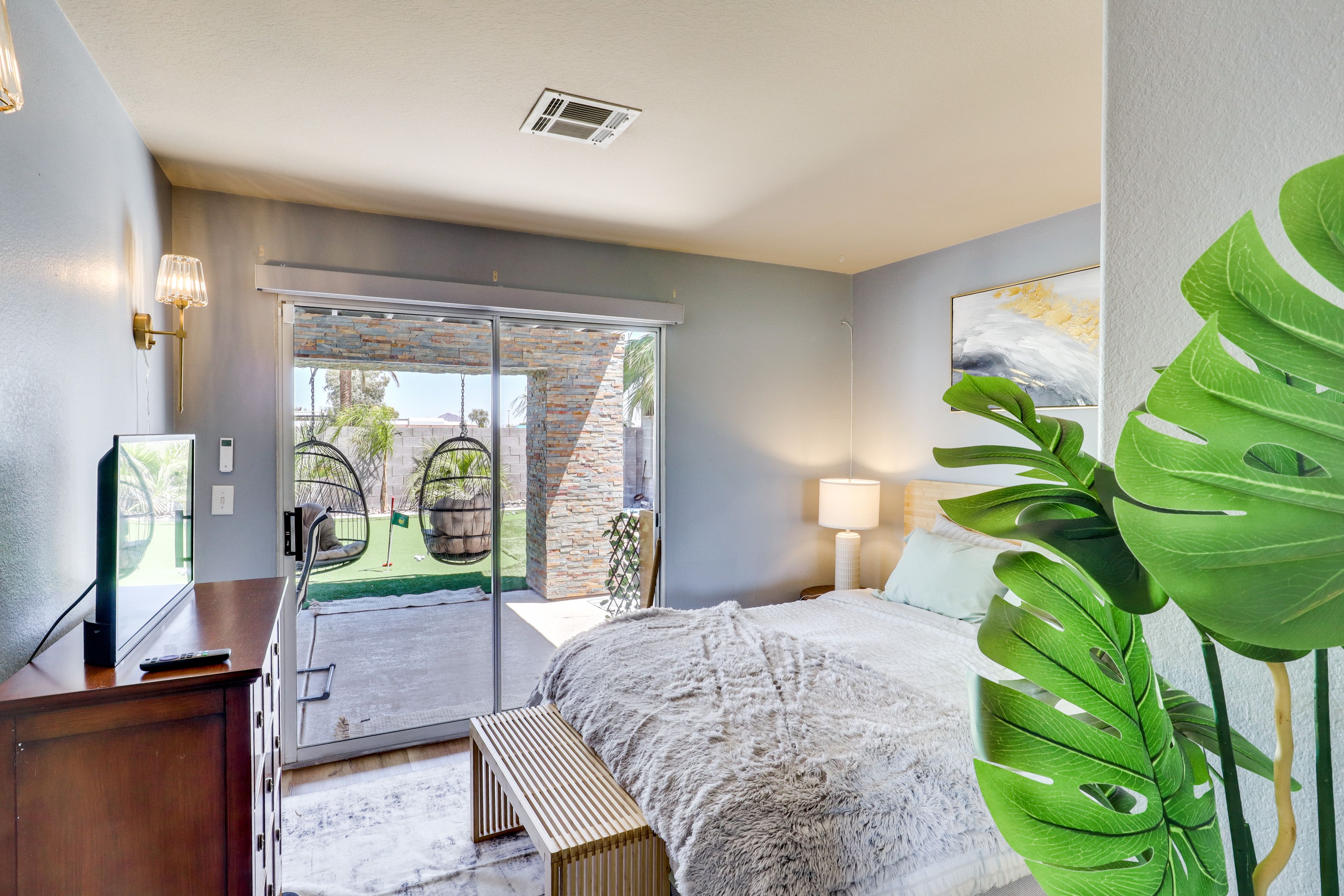 Bedroom 5 | Queen Bed | 1st Floor