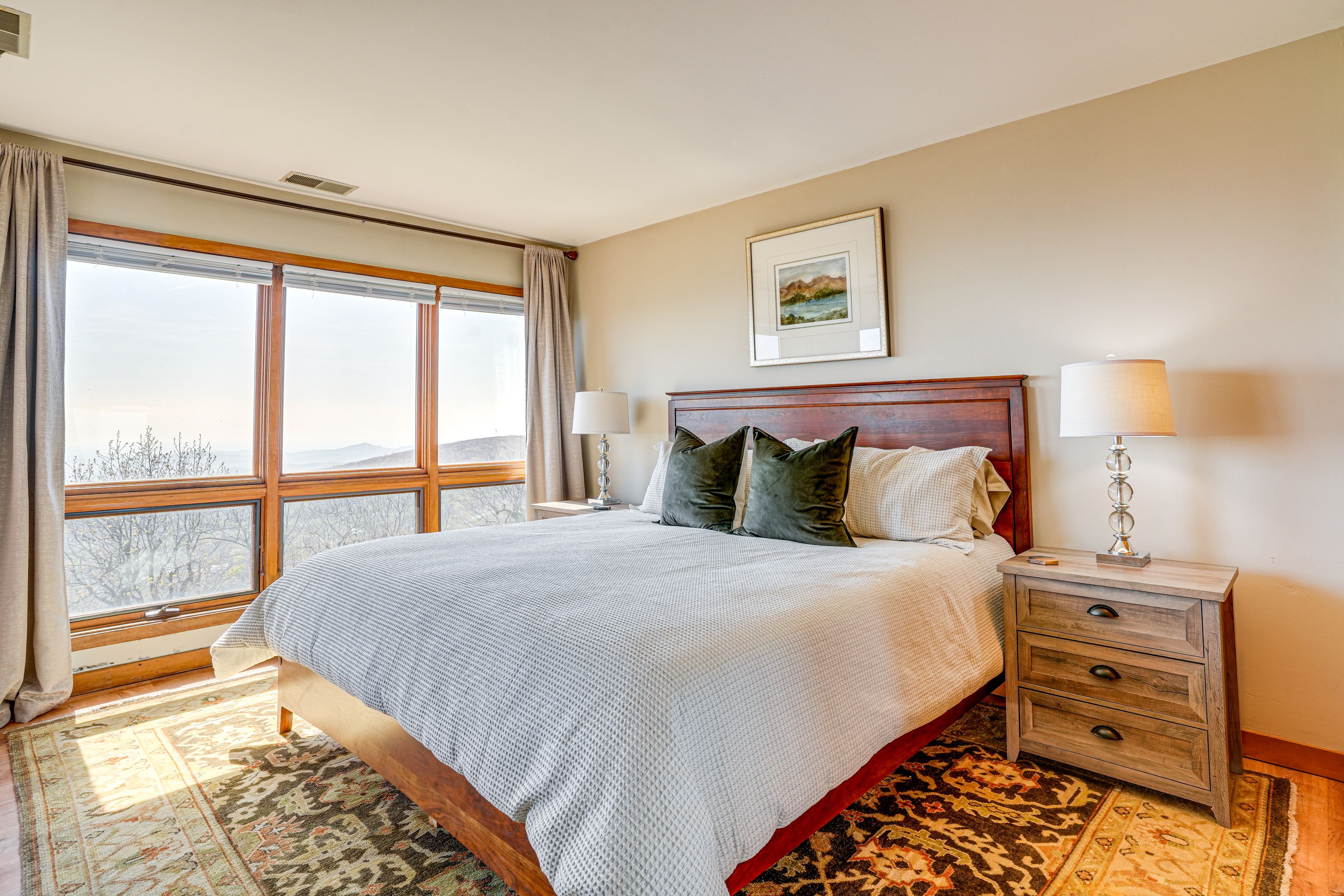 Bedroom | King Bed | Linens Provided