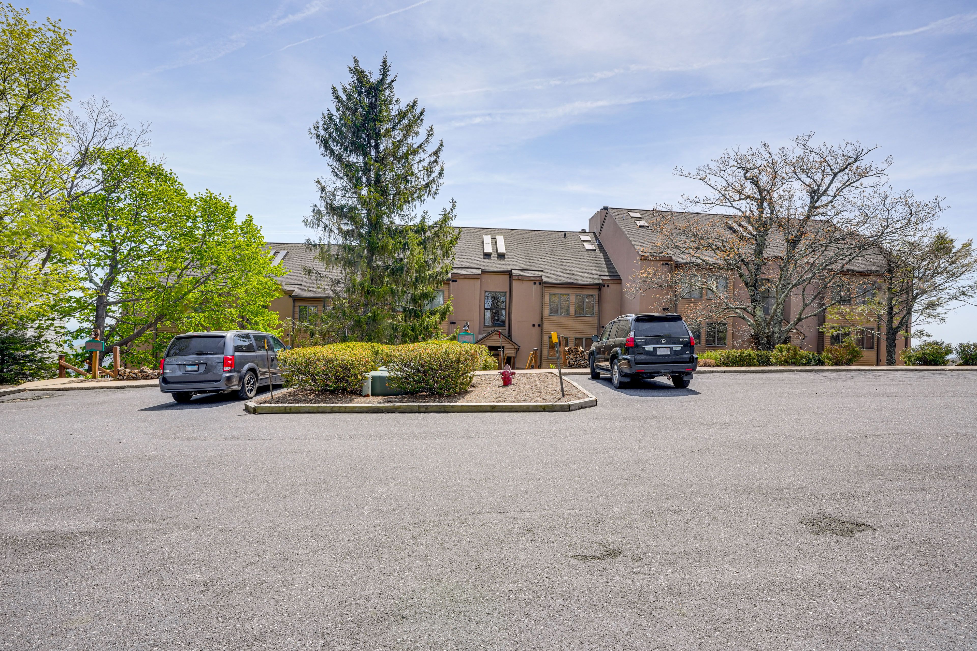 The Cliffs | Community Parking Lot (2 Vehicles)