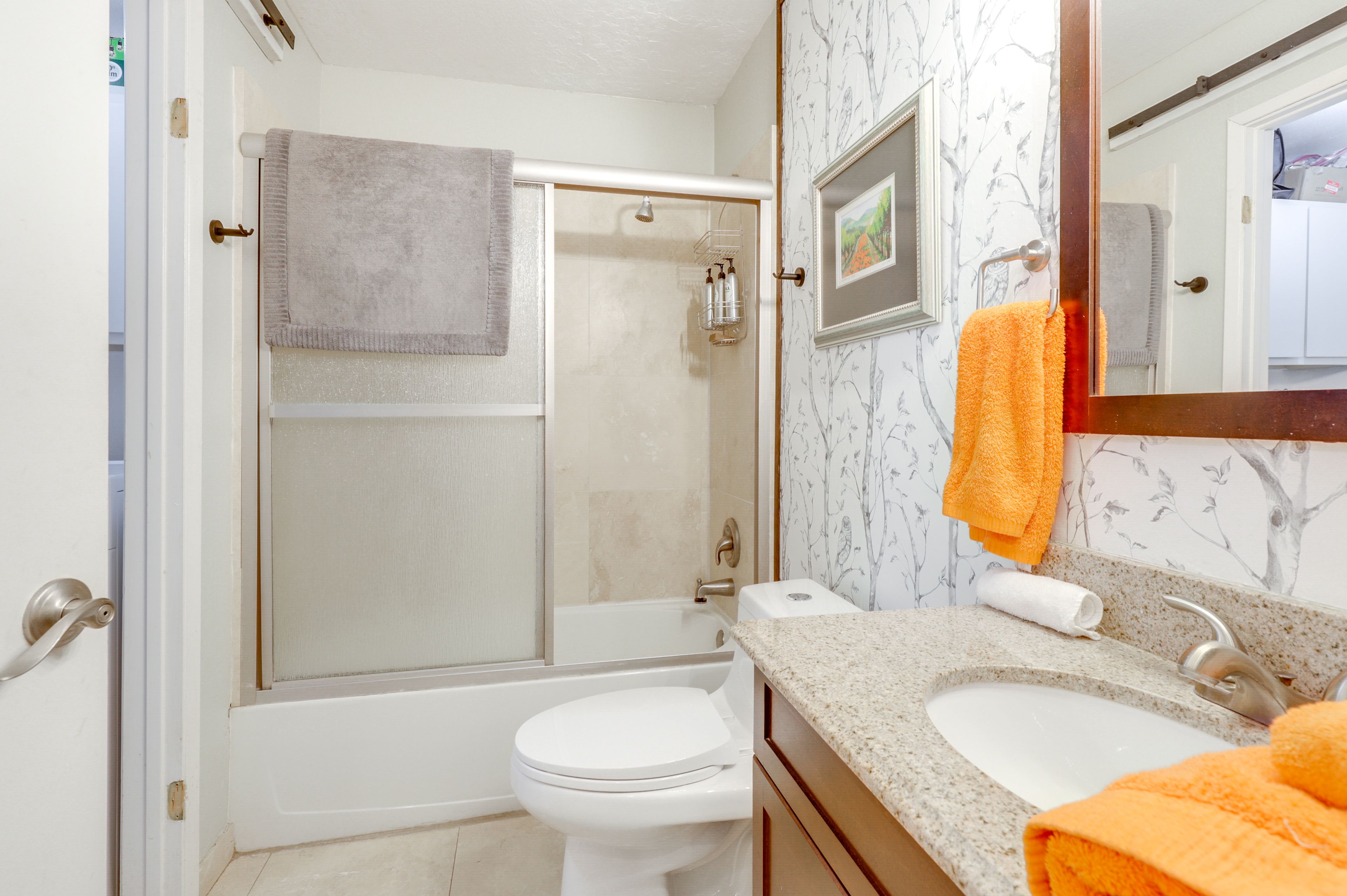 Full Bathroom | Towels Provided