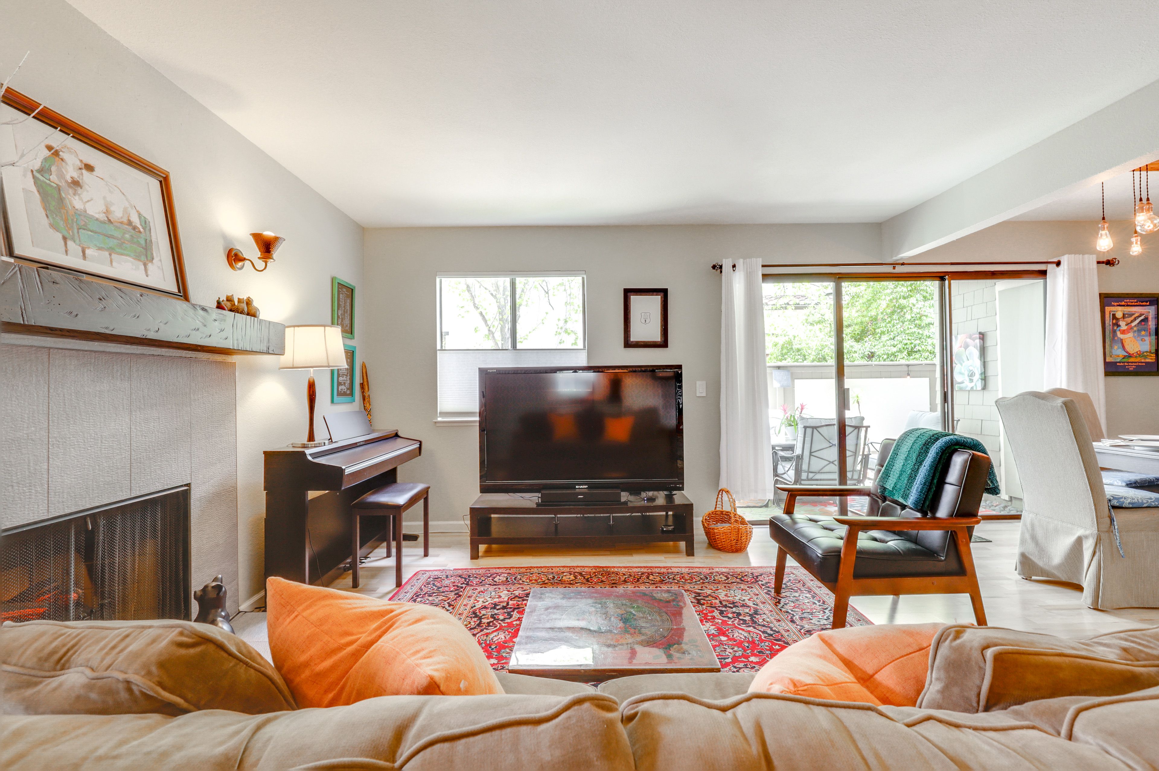 Living Room | Fireplace | Piano | Smart TV | Sound Bar