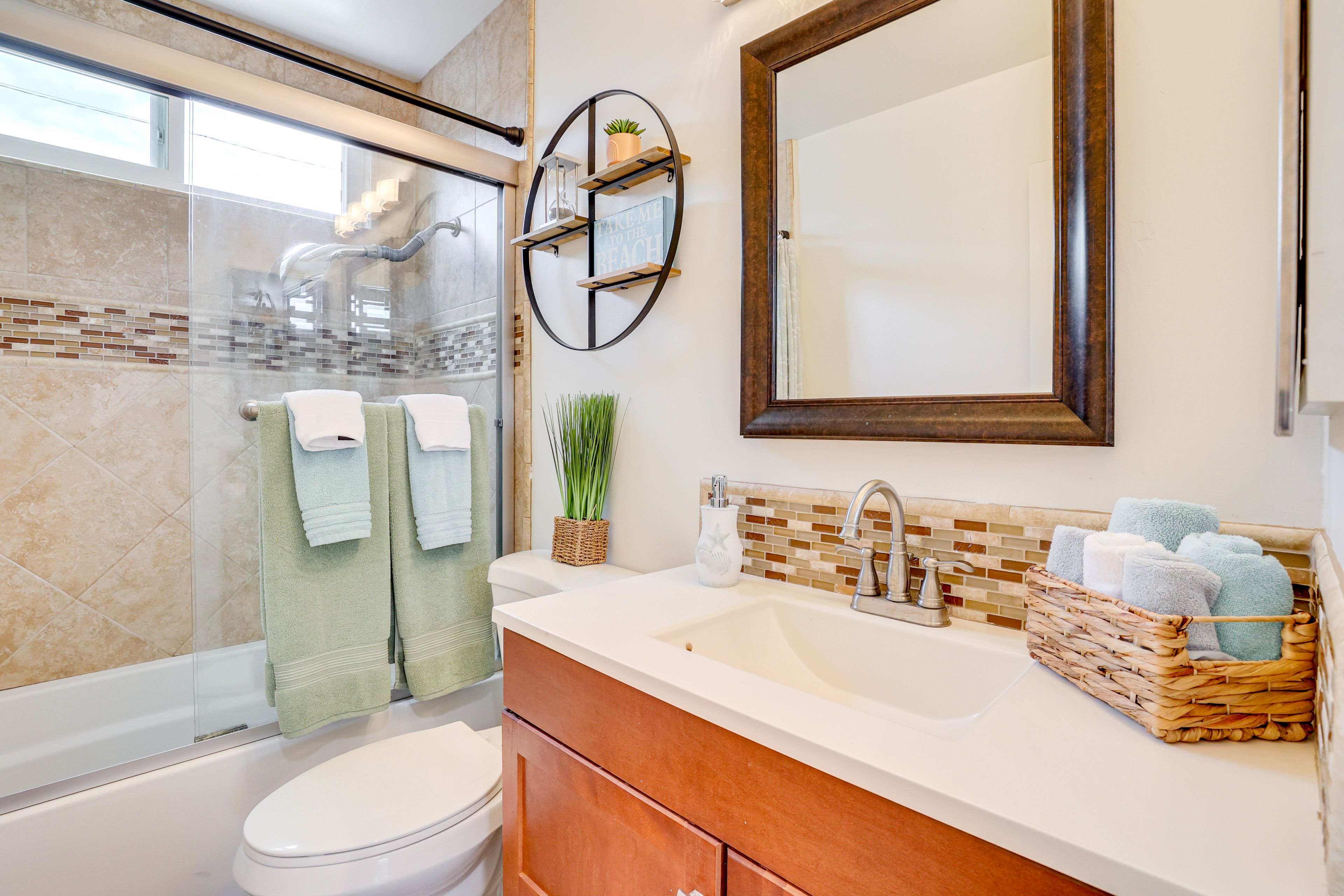 Full Bathroom | Towels Provided