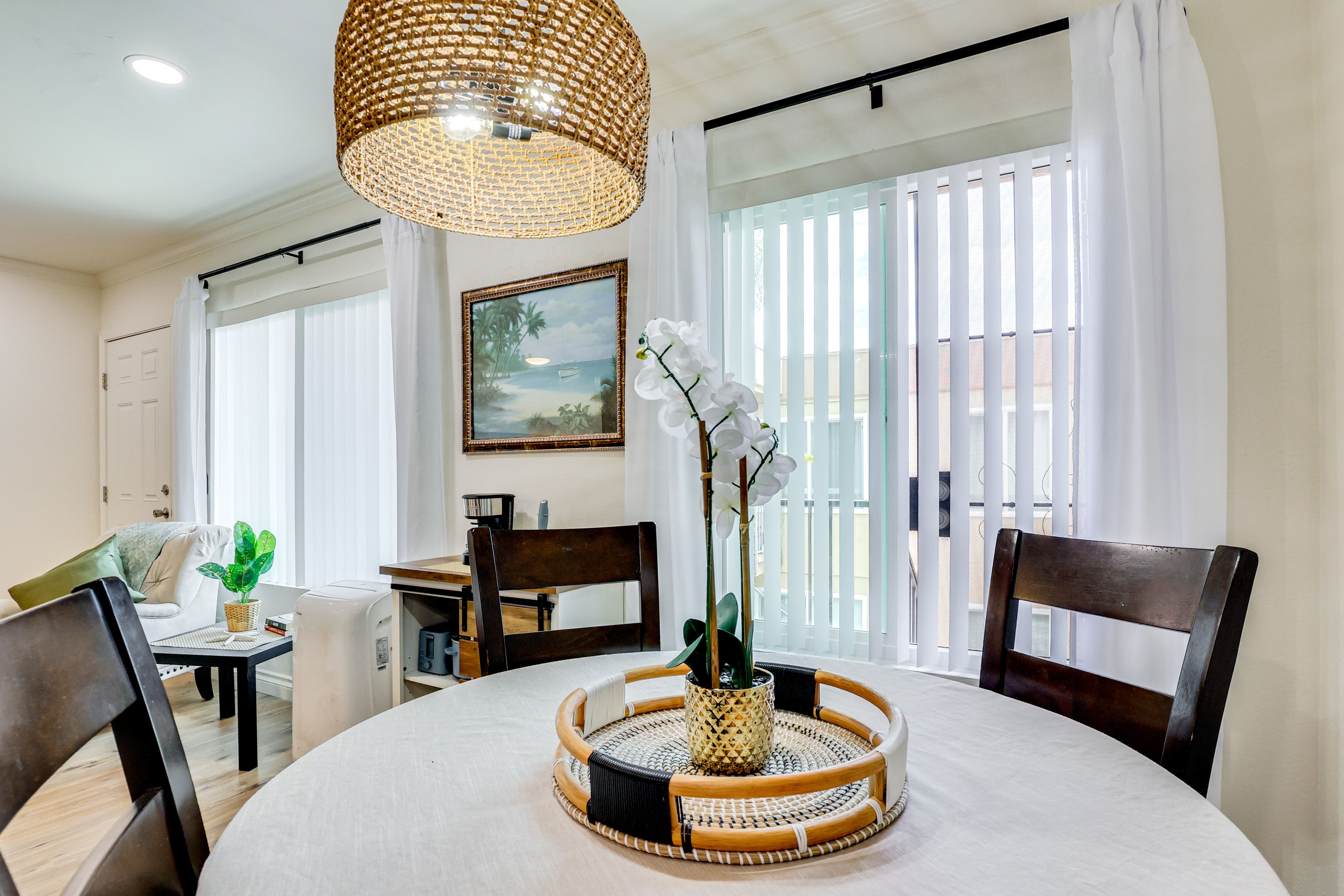 Dining Area | Dishware/Flatware Provided