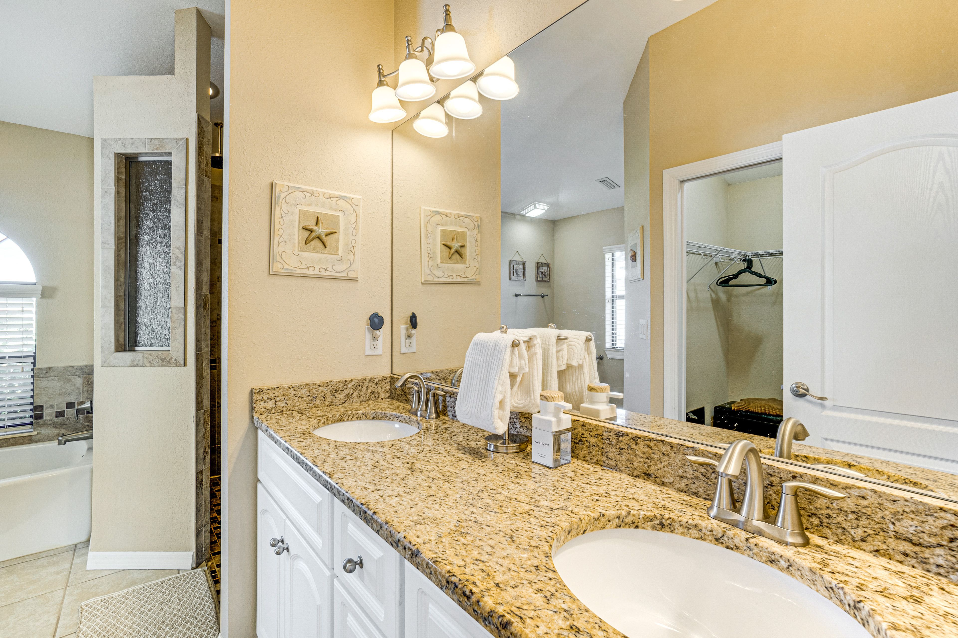 Full Bathroom | Towels Provided
