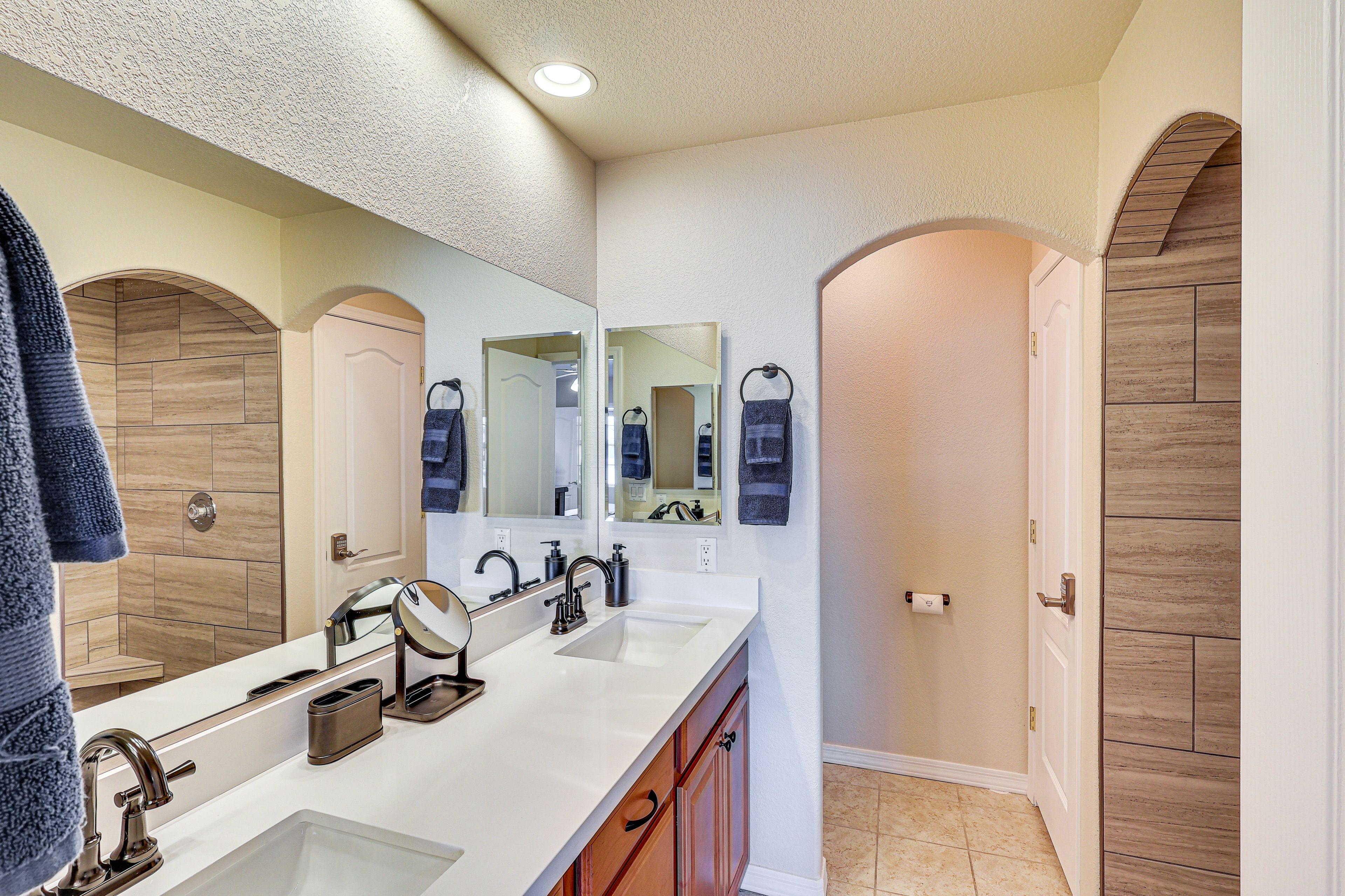 Full Bathroom | Towels Provided