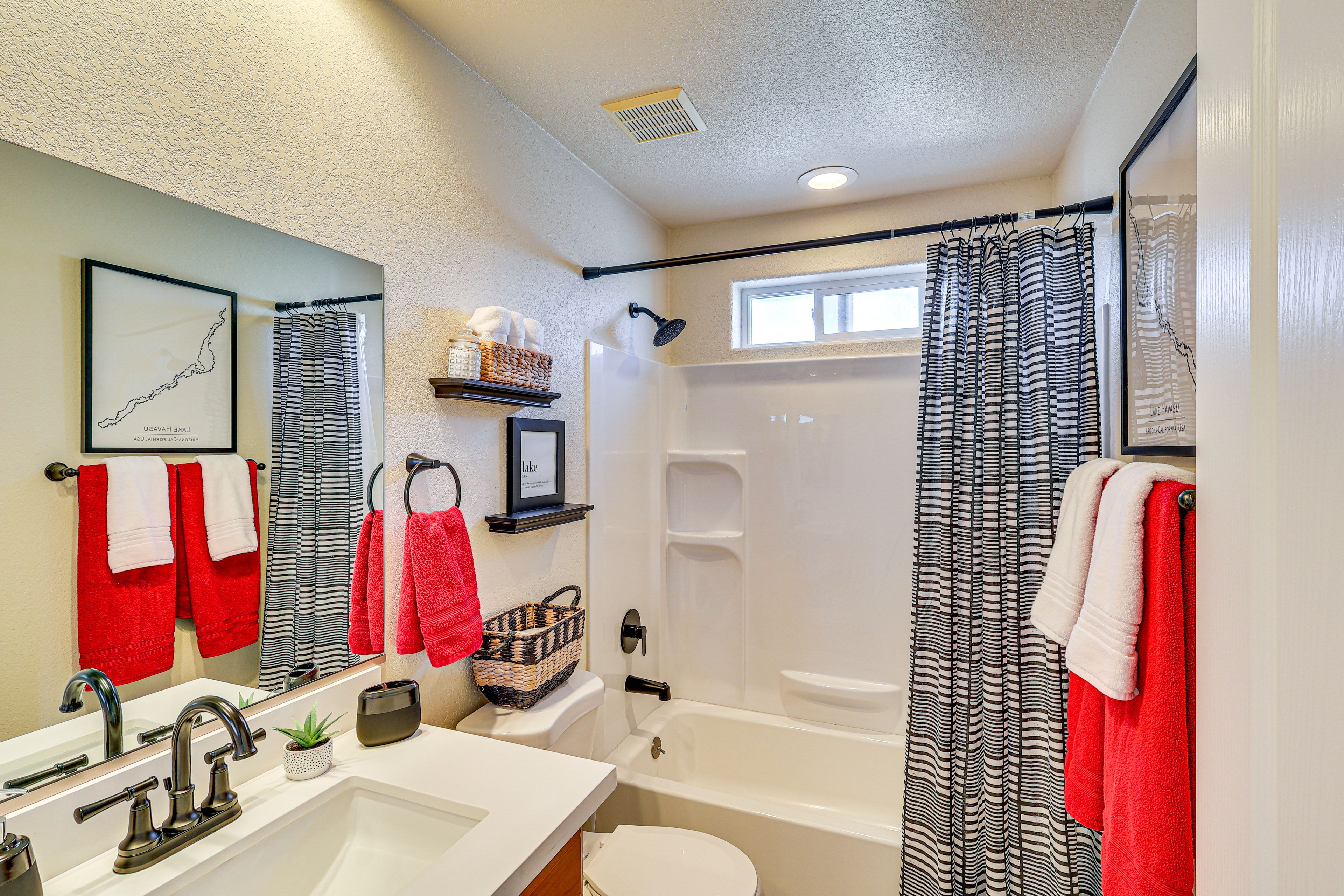 Full Bathroom | Towels Provided