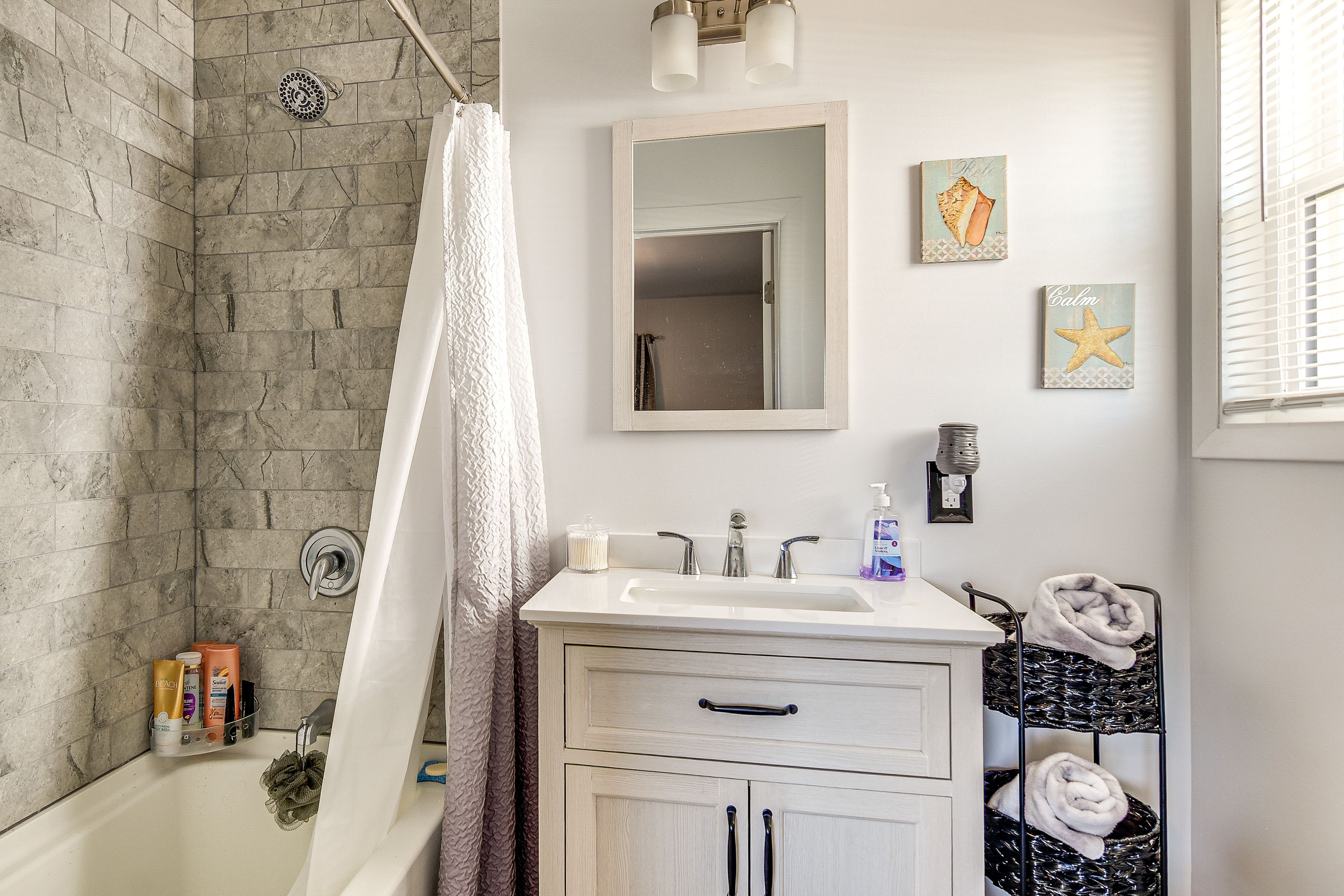 Full Bathroom | Complimentary Toiletries | Towels Provided