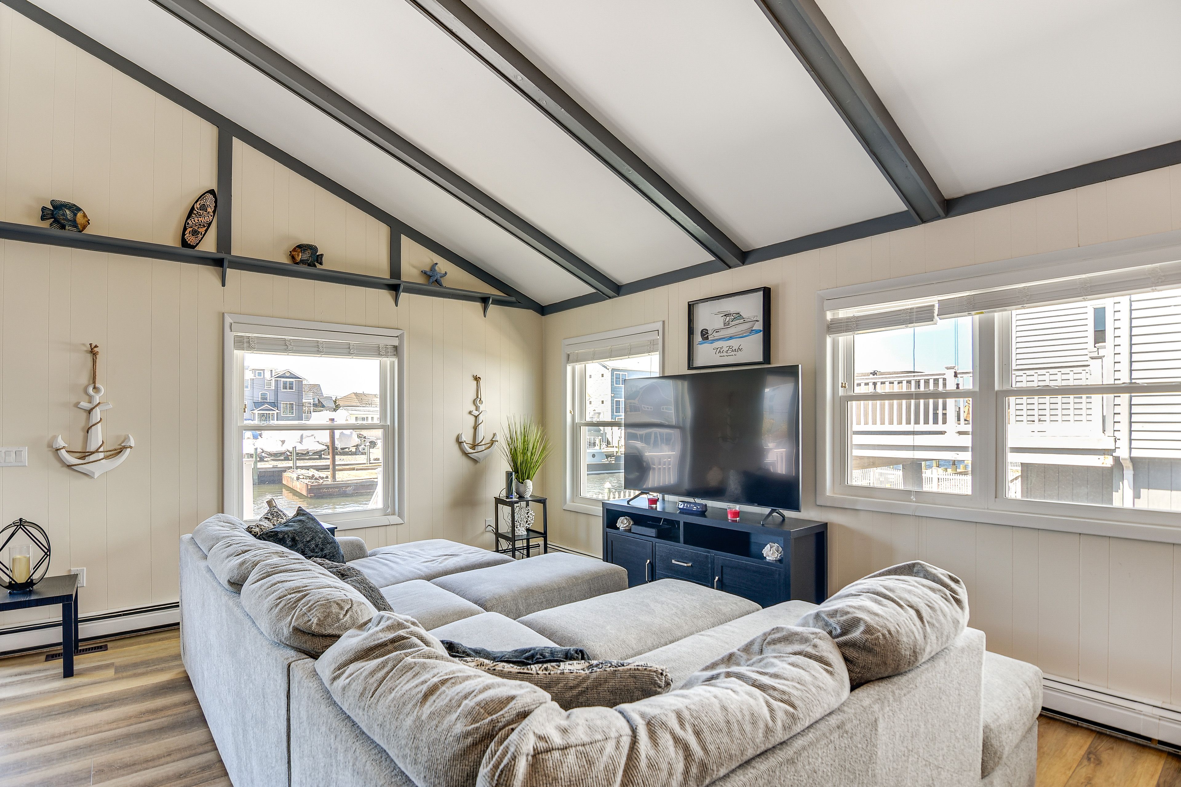 Living Room | Smart TV w/ Cable | Central Heating & A/C | Free WiFi