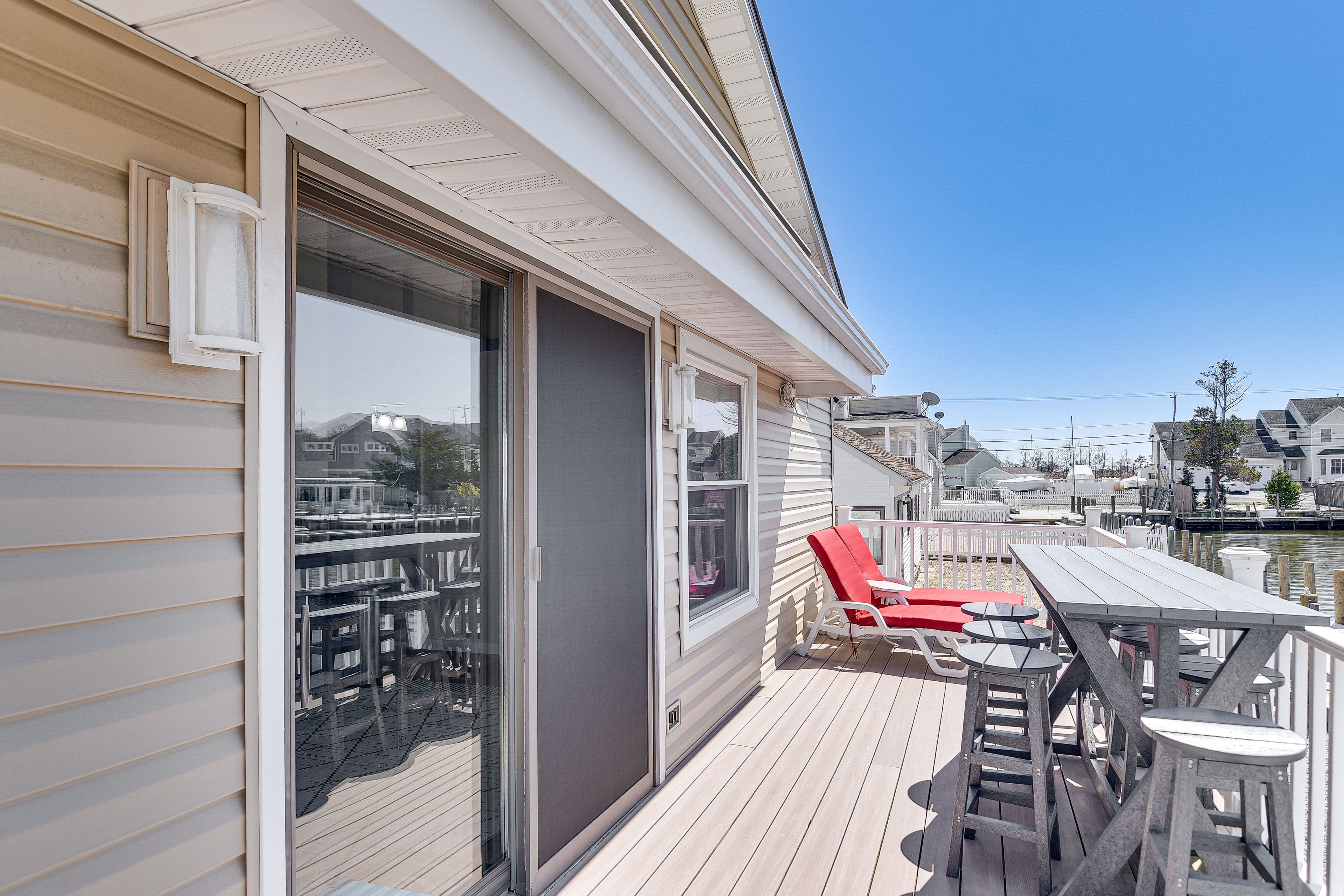 Deck | Gas Grill | Outdoor Dining Area