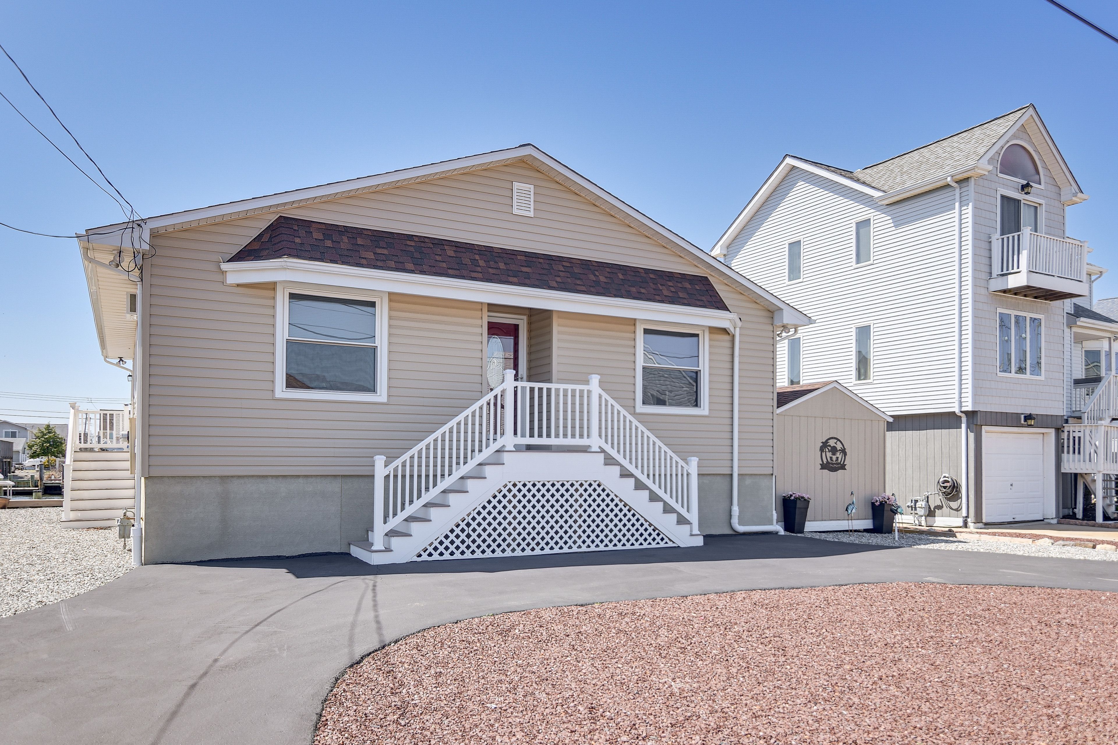 Exterior | Parking | Driveway (4 Vehicles) | Boat Parking
