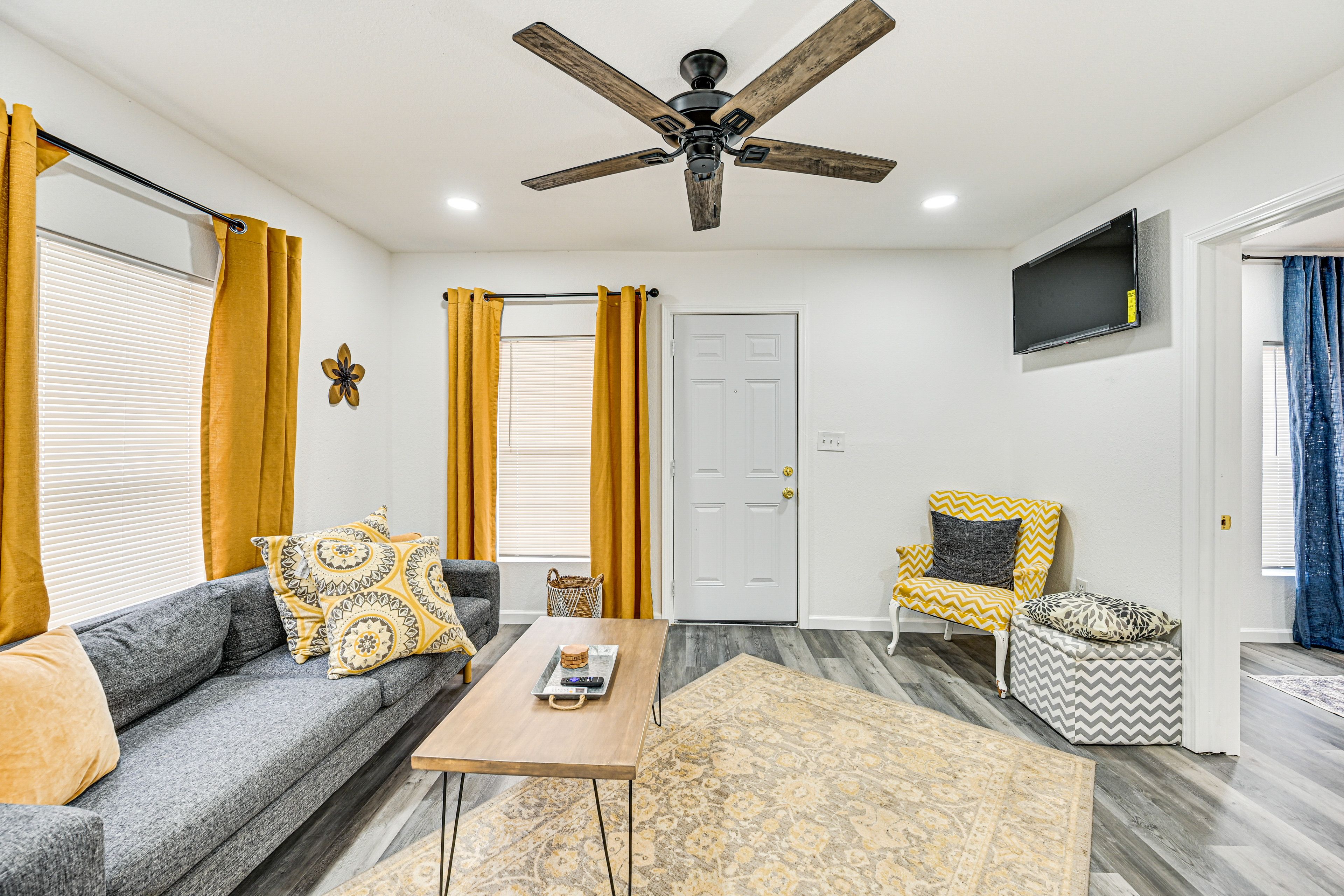 Living Room | Smart TV | Central Heating & A/C | Free WiFi